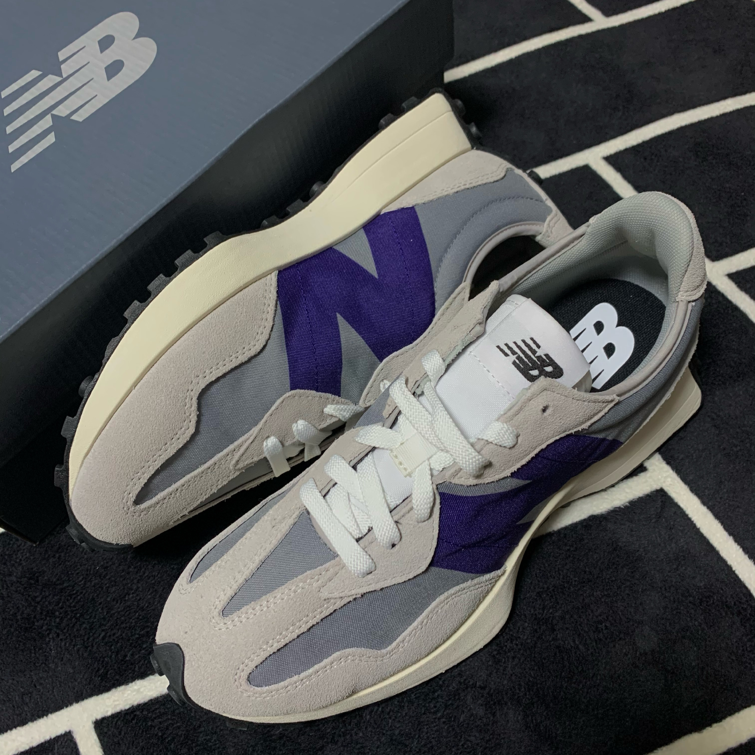 New Balance 327 Grey Purple 착용 스타일