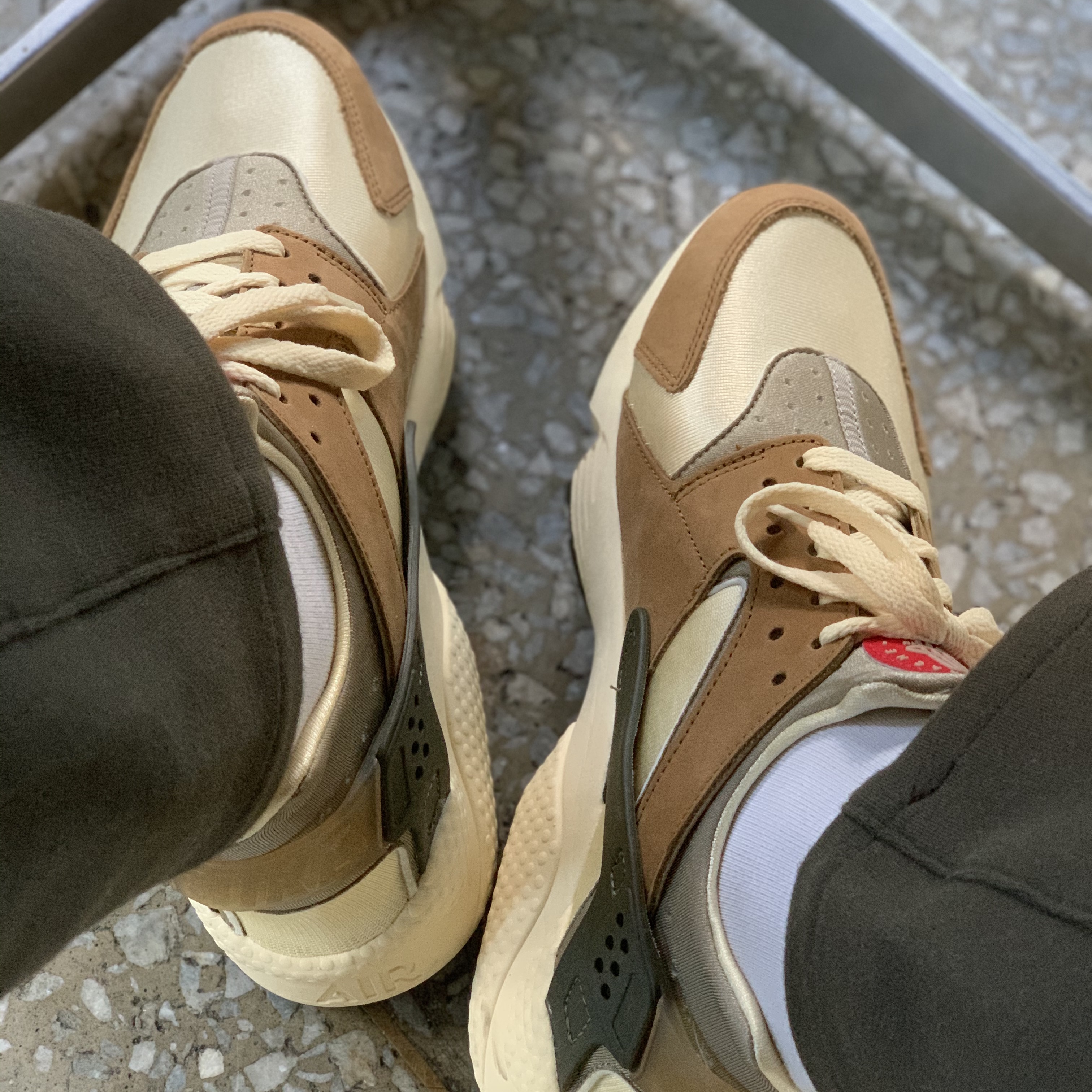 Nike x Stussy Air Huarache LE Desert Oak 착용 스타일 - 1