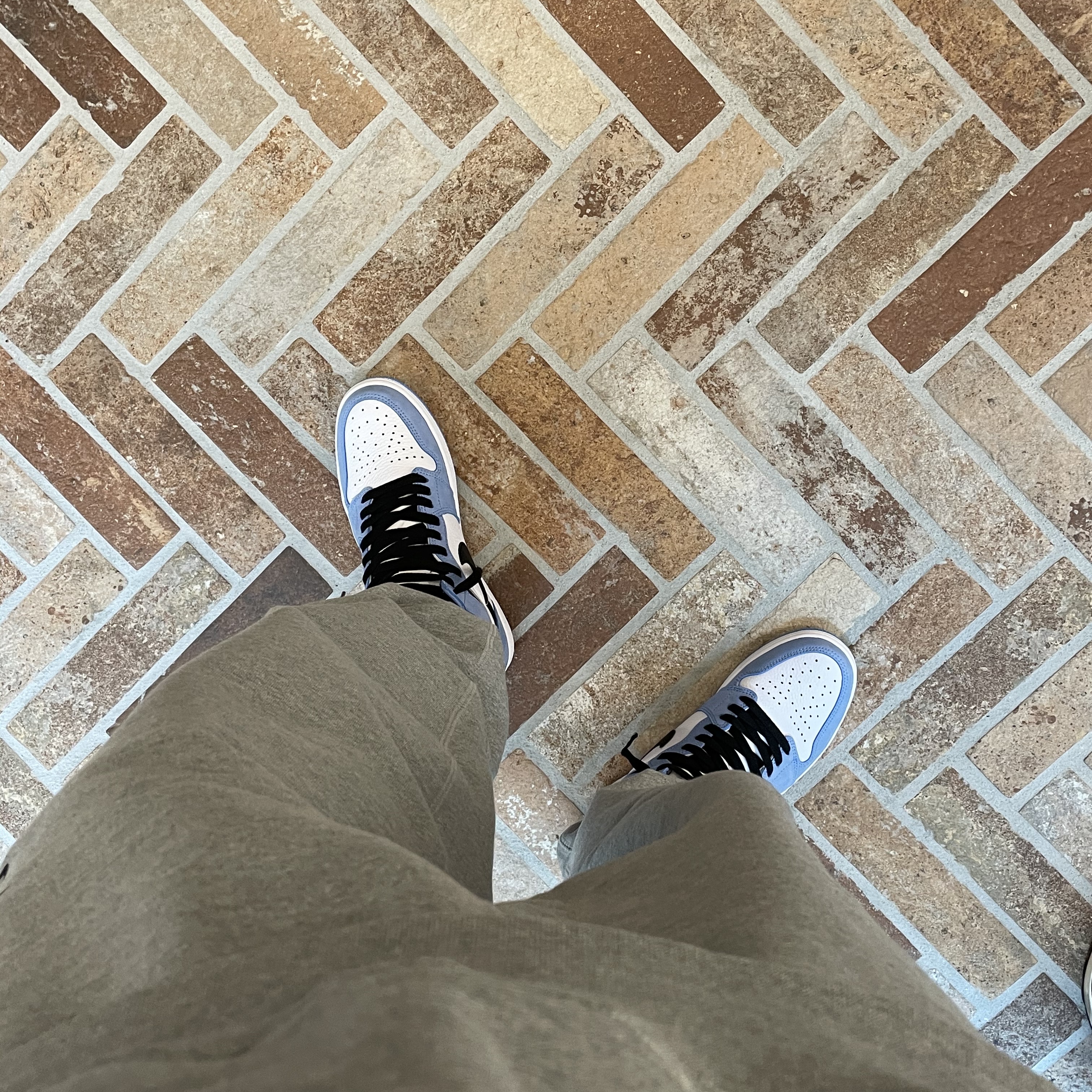Jordan 1 Retro High OG University Blue 착용 스타일 - 3