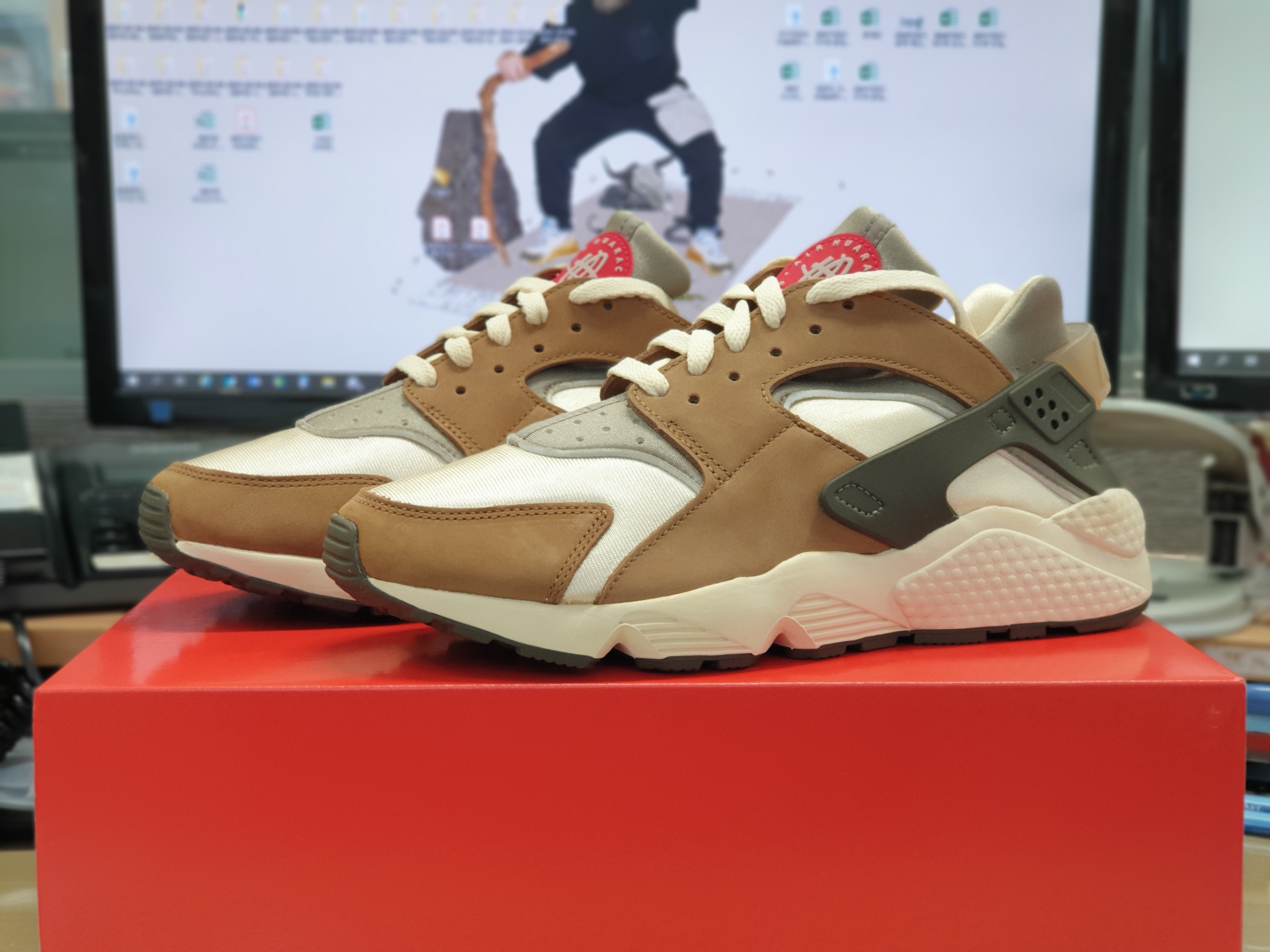 Nike x Stussy Air Huarache LE Desert Oak 착용 스타일