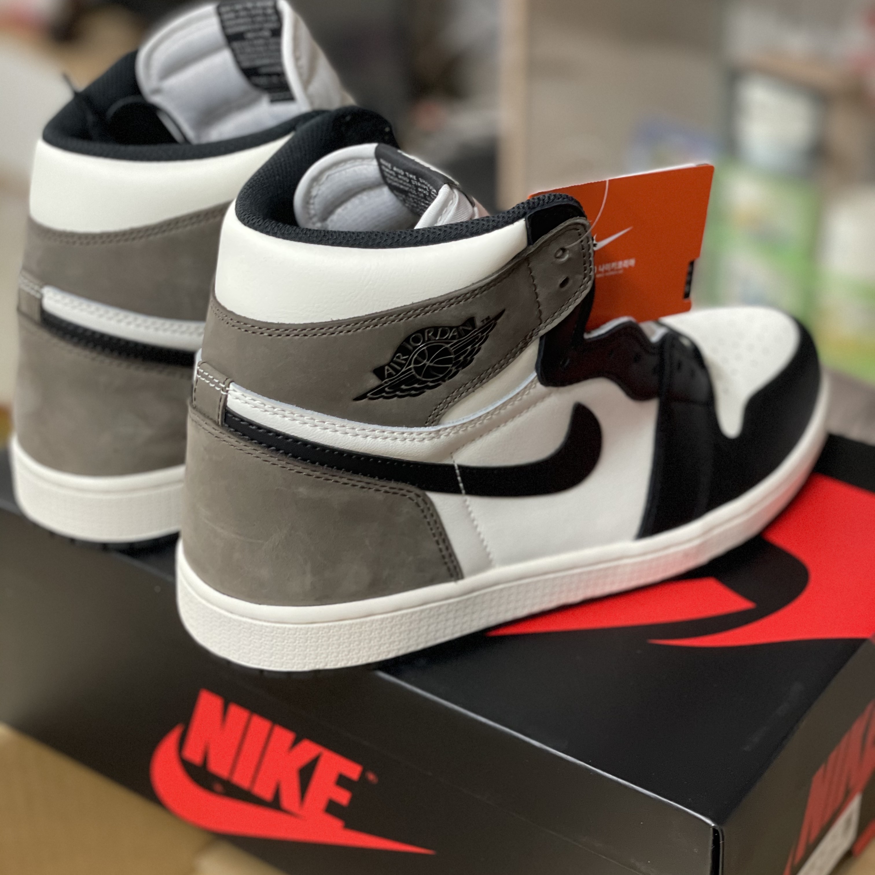 Jordan 1 Retro High OG Black Mocha 착용 스타일 - 2