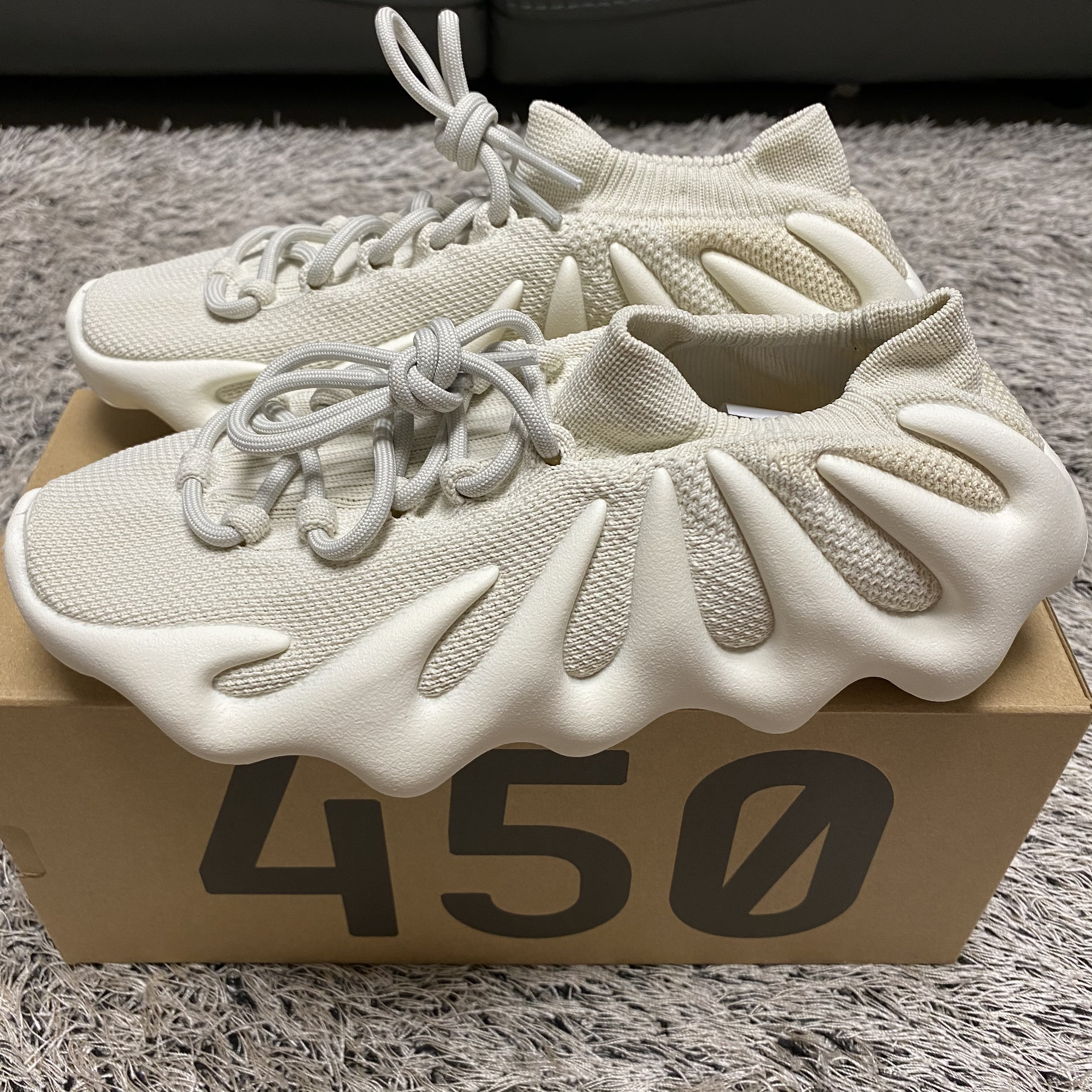 Adidas Yeezy 450 Cloud White 착용 스타일 - 3