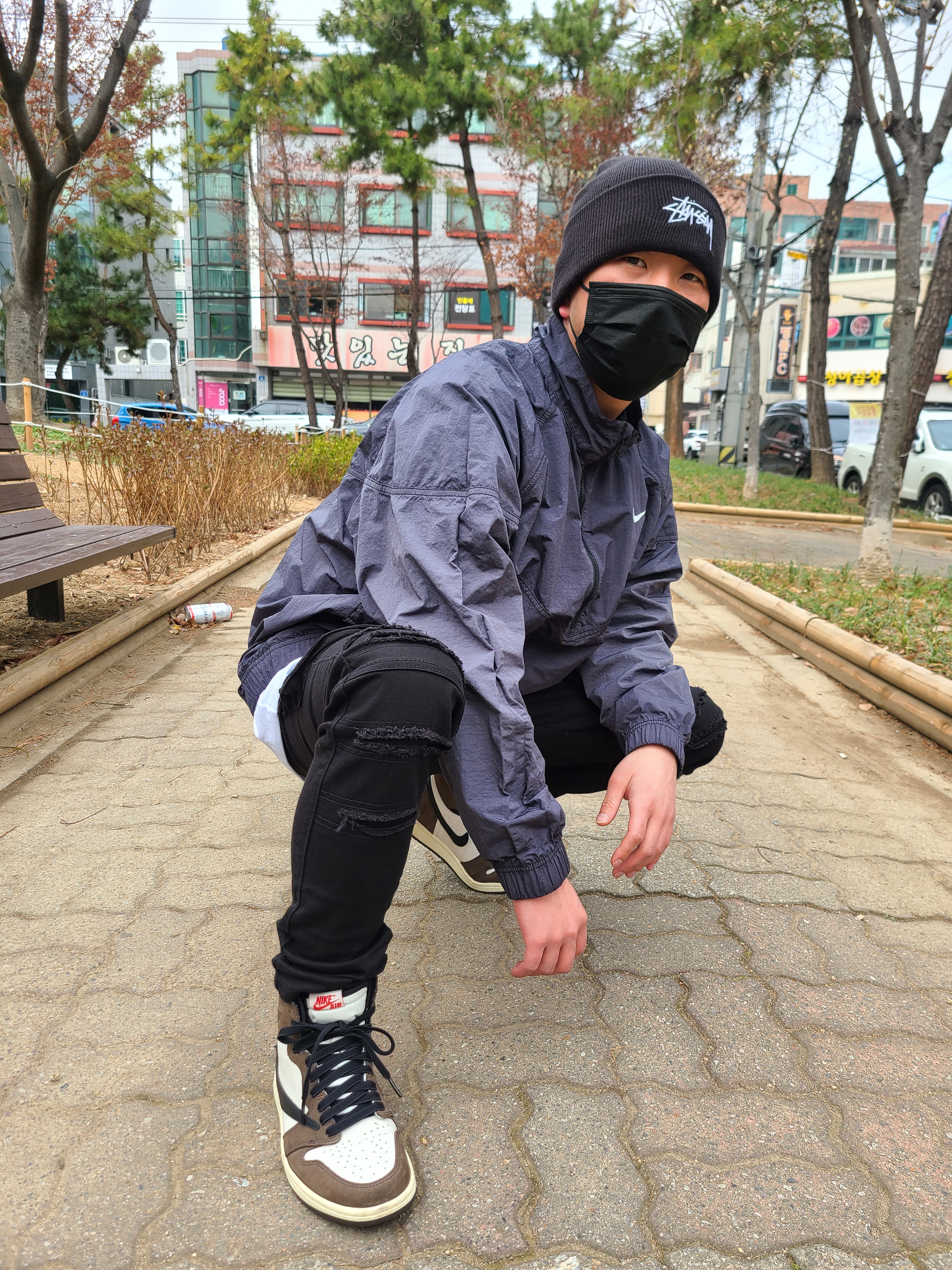 Jordan 1 x Travis Scott Retro High OG SP Mocha, Nike x Stussy Windrunner Jacket Off Noir 착용 스타일