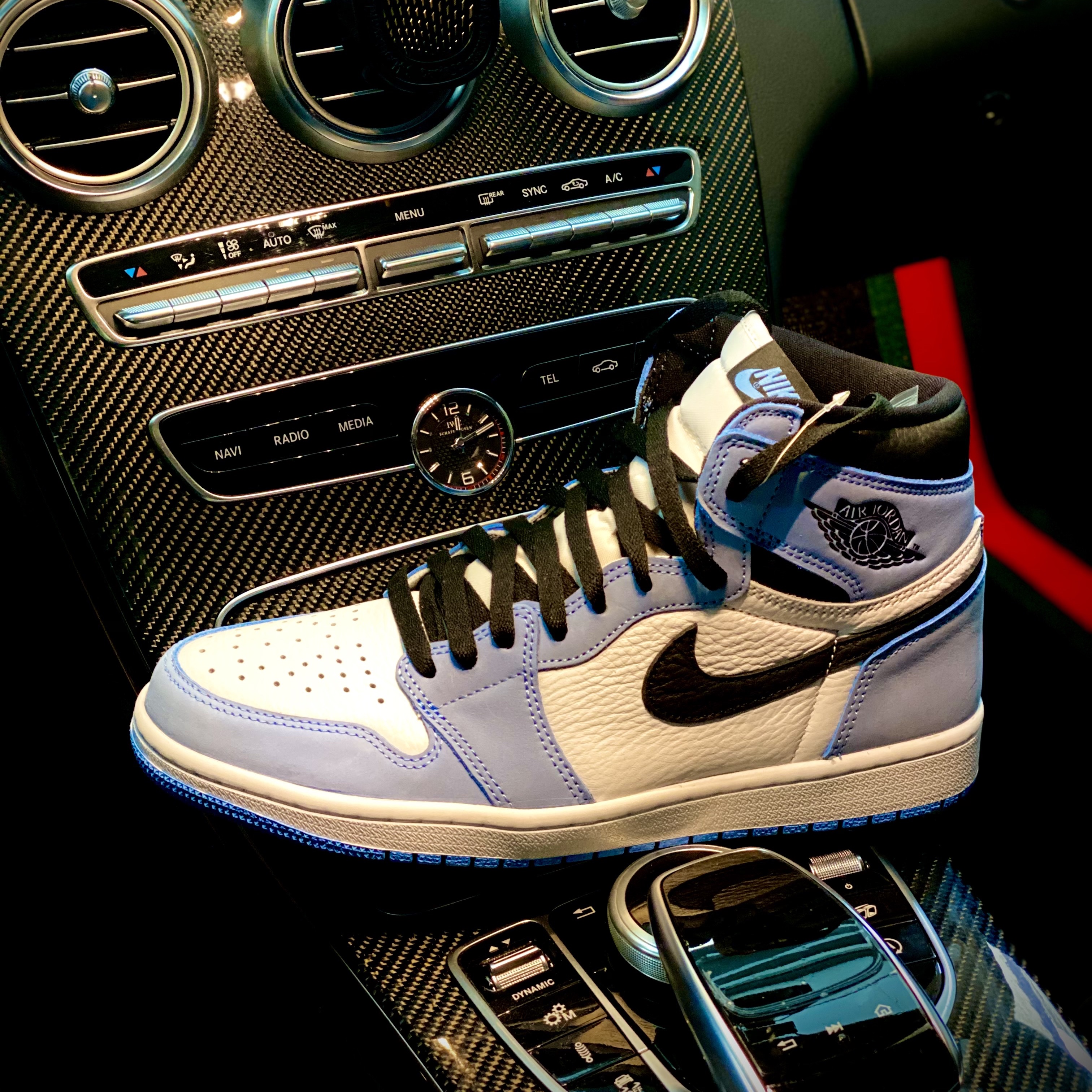 Jordan 1 Retro High OG University Blue 착용 스타일 - 1
