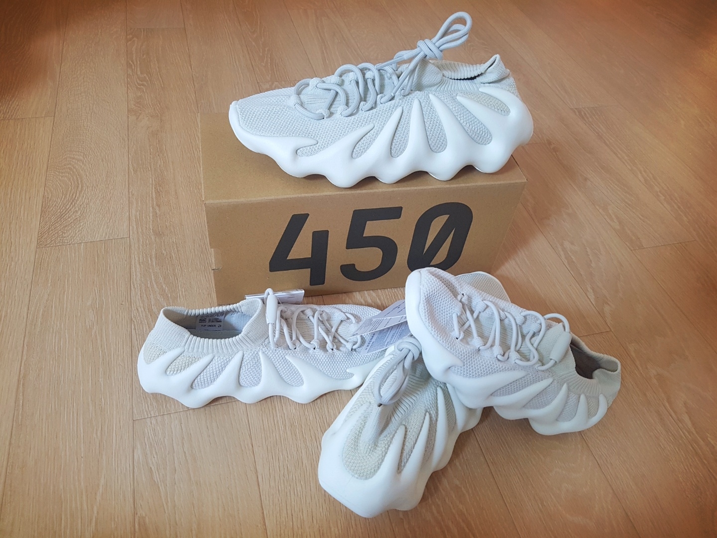 Adidas Yeezy 450 Cloud White, (Kids) Adidas Yeezy 450 Cloud White 착용 스타일 - 1