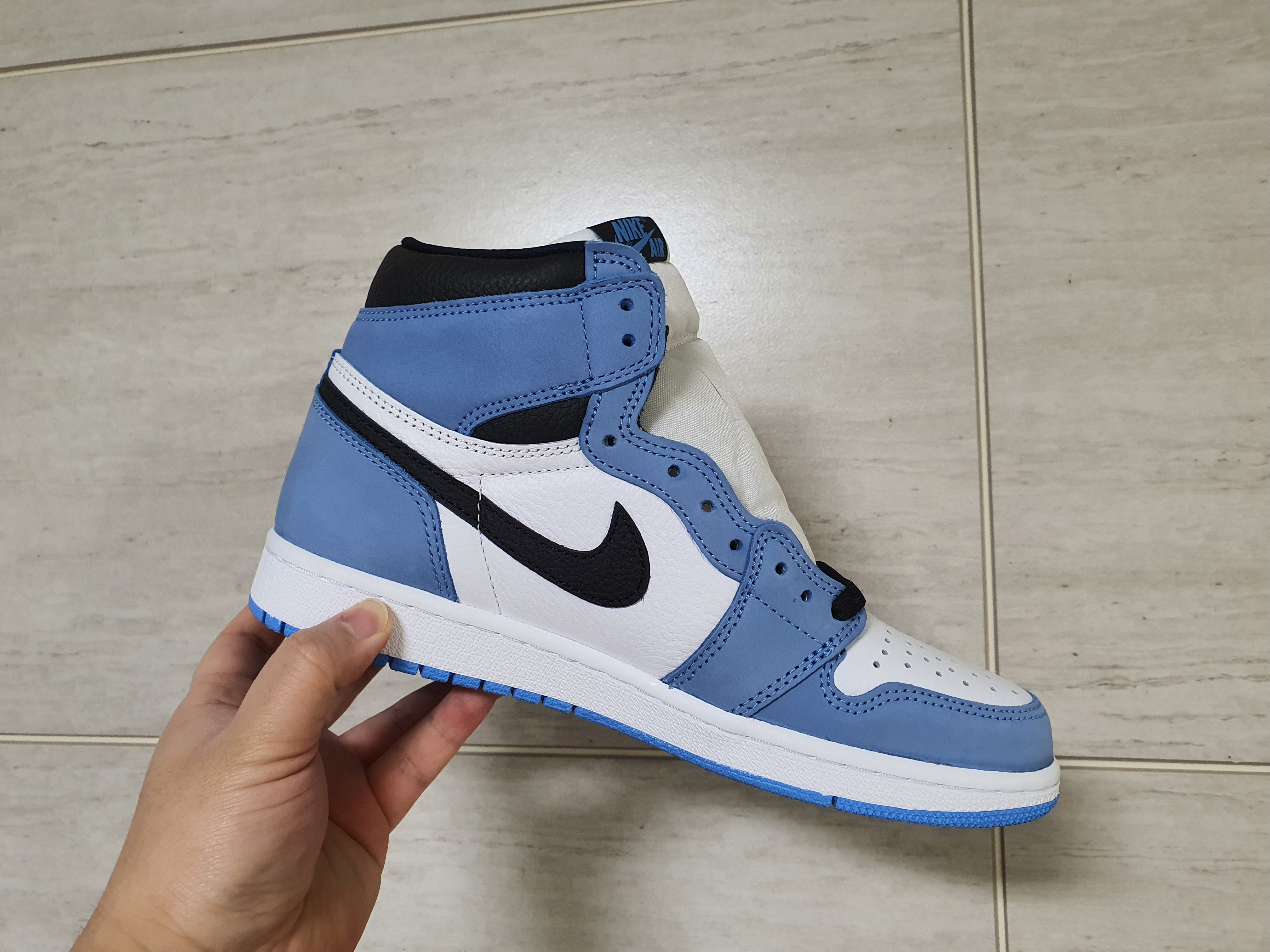 Jordan 1 Retro High OG University Blue 착용 스타일 - 4