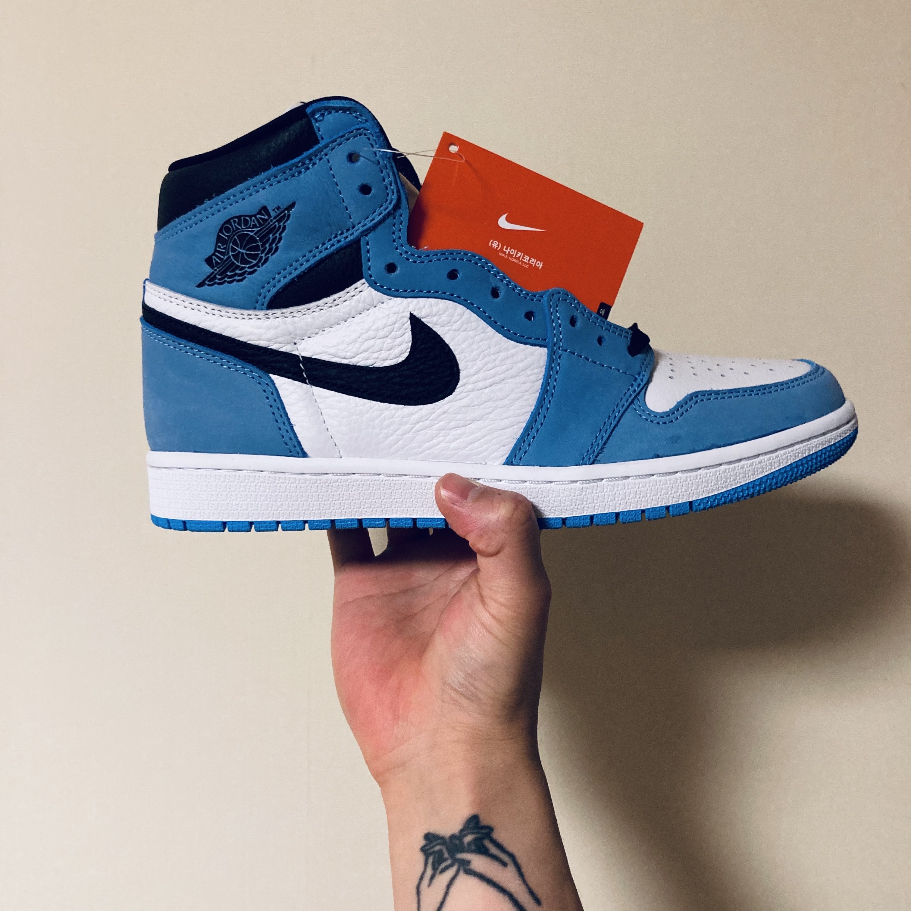 Jordan 1 Retro High OG University Blue 착용 스타일