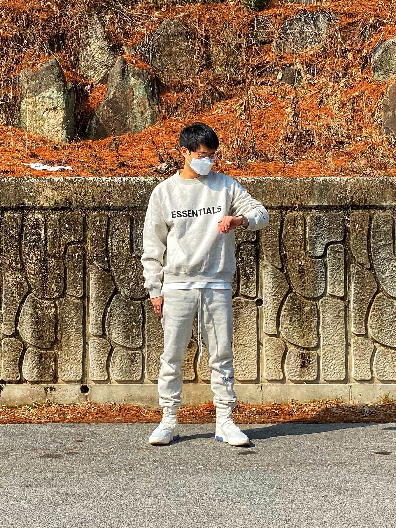 Essentials 3D Silicon Applique Crewneck Oatmeal/Oatmeal Heather/Light Heather Oatmeal 2020, Essentials Sweatpants Oatmeal/Oatmeal Heather/Light Heather Oatmeal 2020 착용 스타일 - 3
