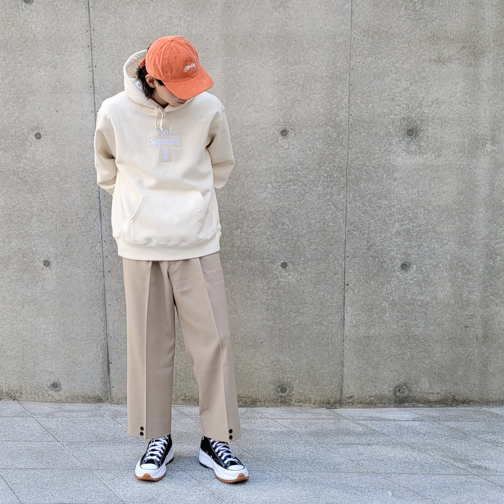 Supreme Cross Box Logo Hooded Sweatshirt Natural - 20FW, Converse Run Star Hike Hi Black White Gum 착용 스타일