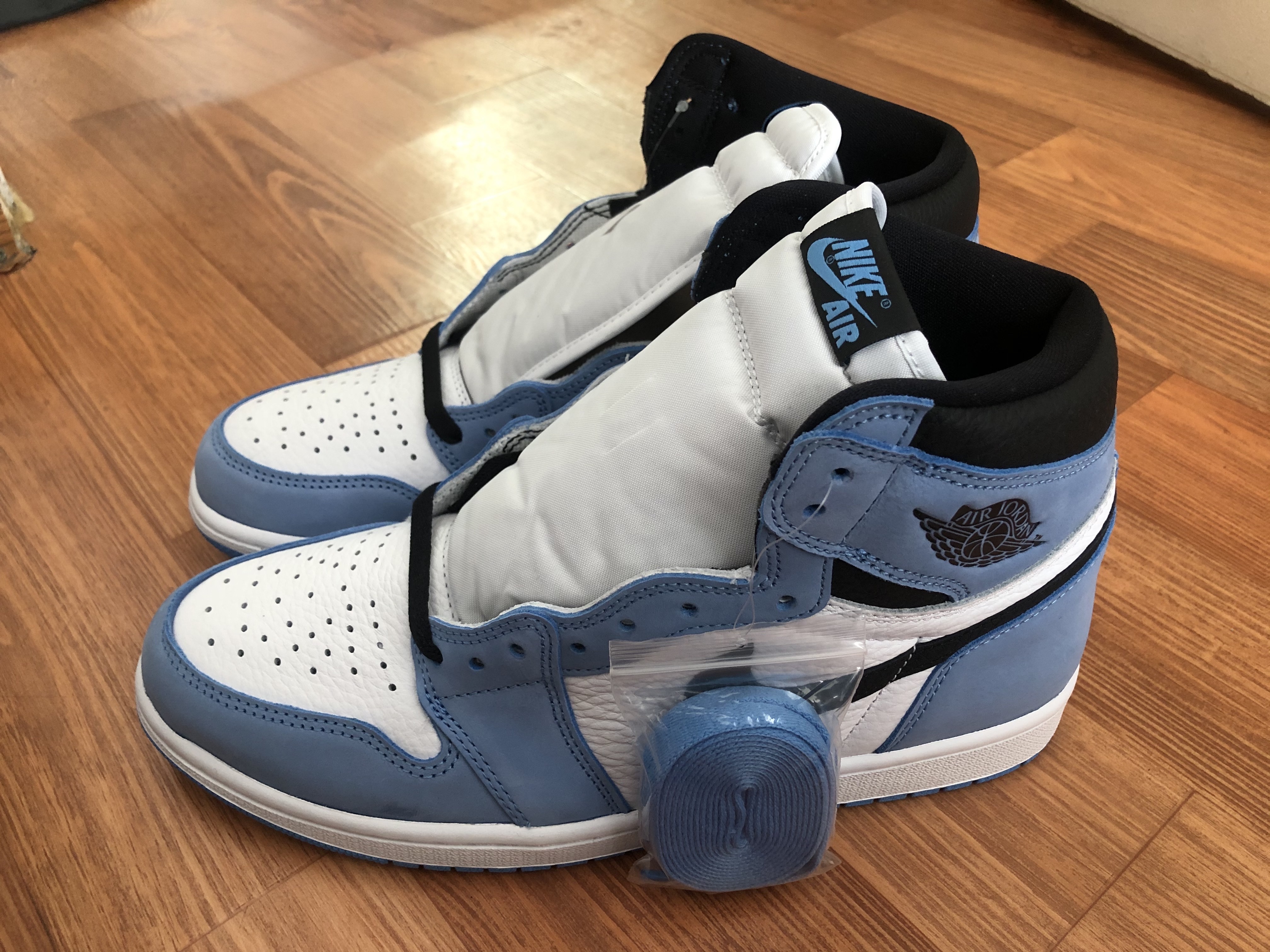 Jordan 1 Retro High OG University Blue 착용 스타일 - 1