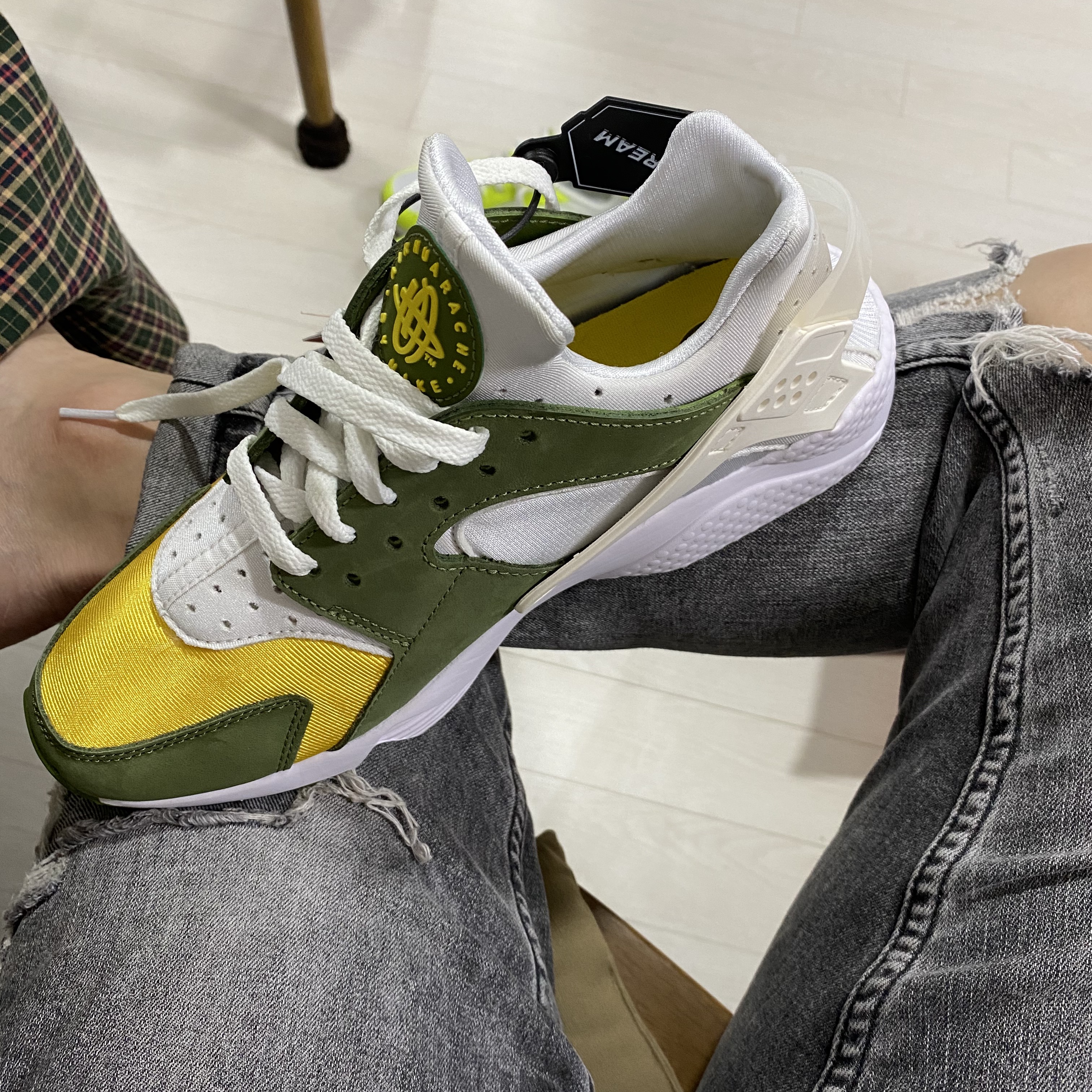 Nike x Stussy Air Huarache LE Dark Olive 착용 스타일 - 2