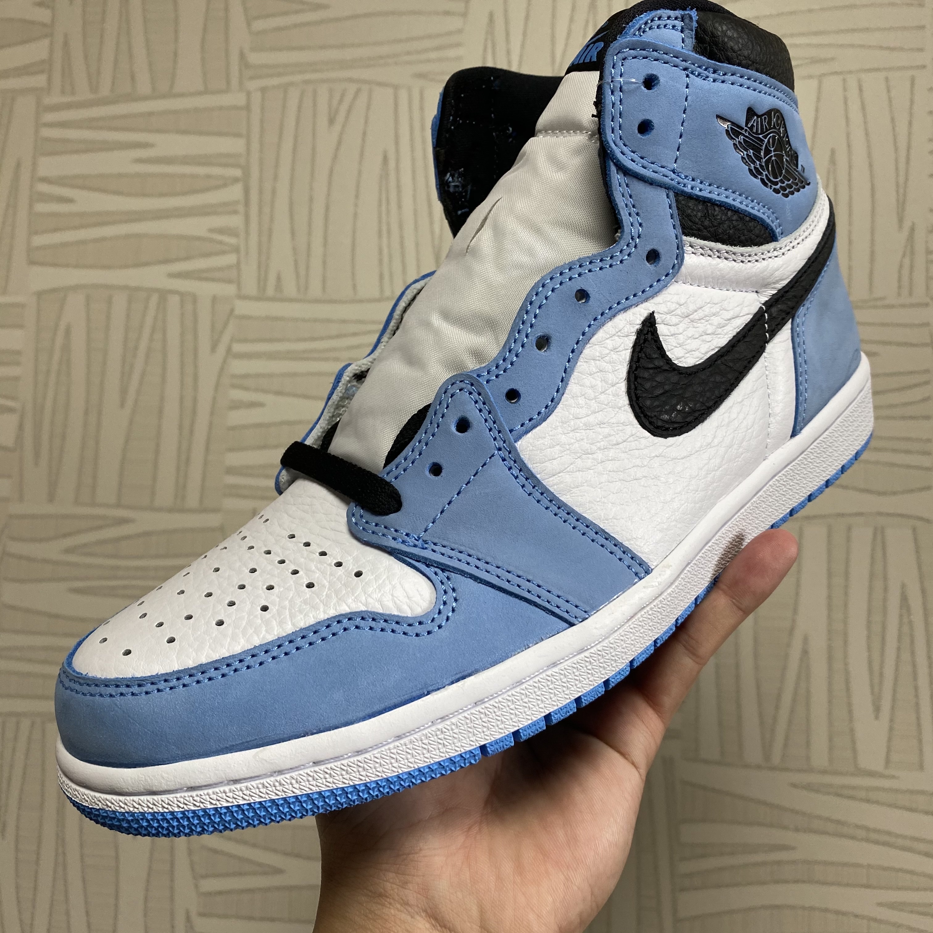Jordan 1 Retro High OG University Blue 착용 스타일 - 3