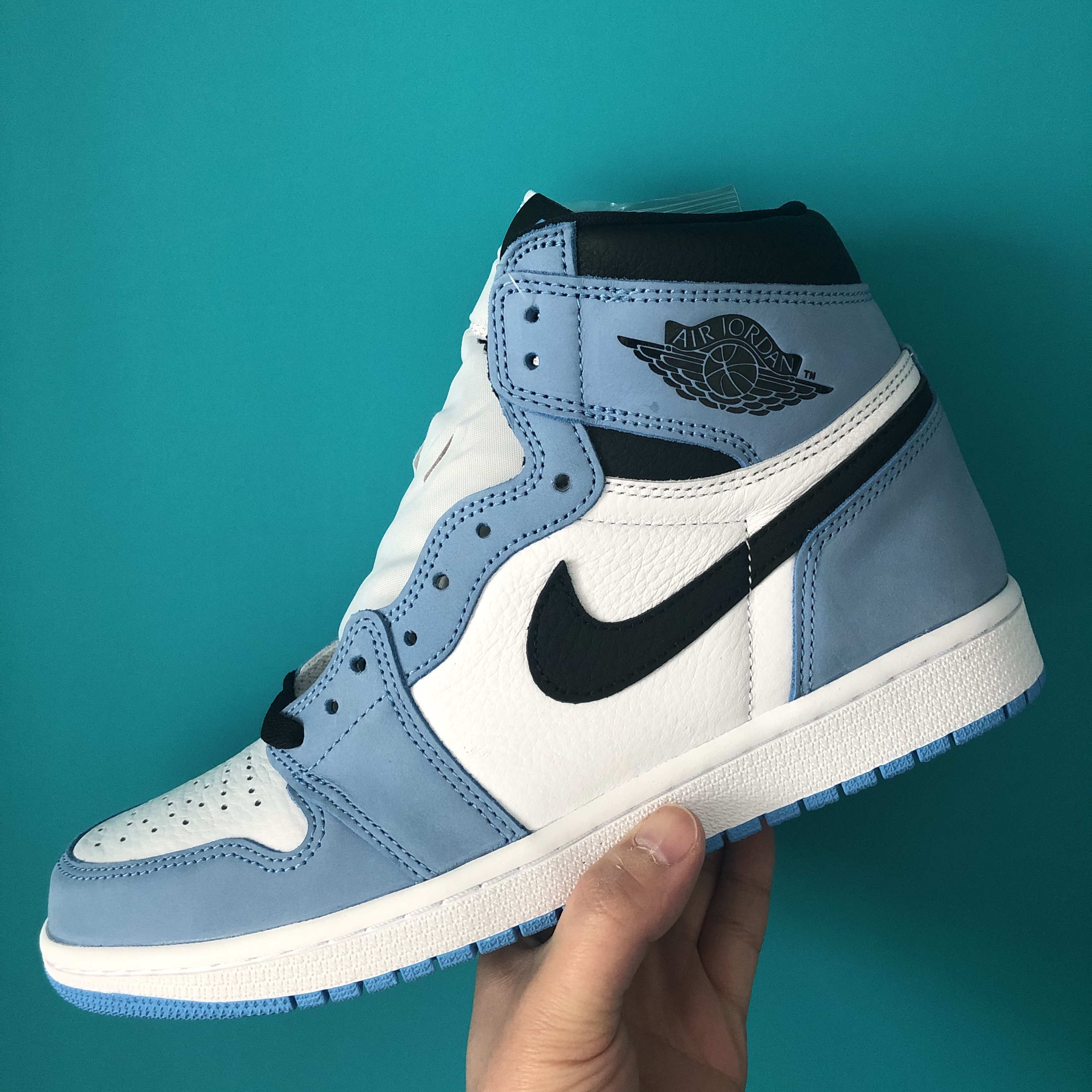 Jordan 1 Retro High OG University Blue 착용 스타일