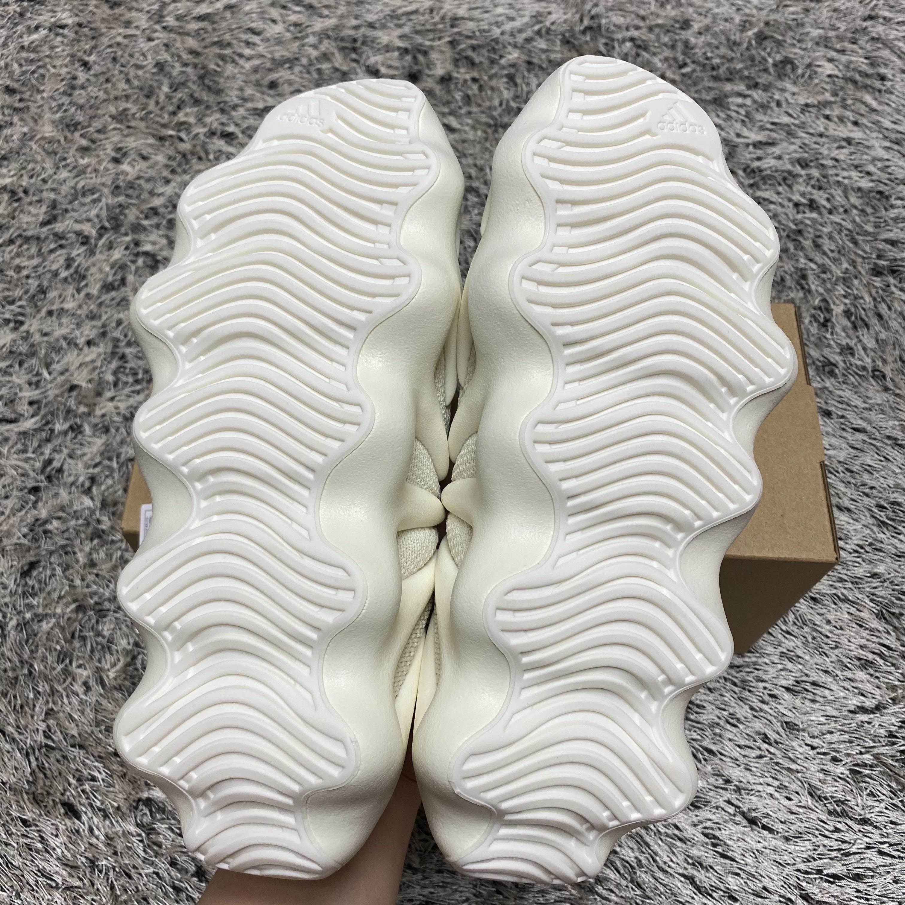 Adidas Yeezy 450 Cloud White 착용 스타일 - 5