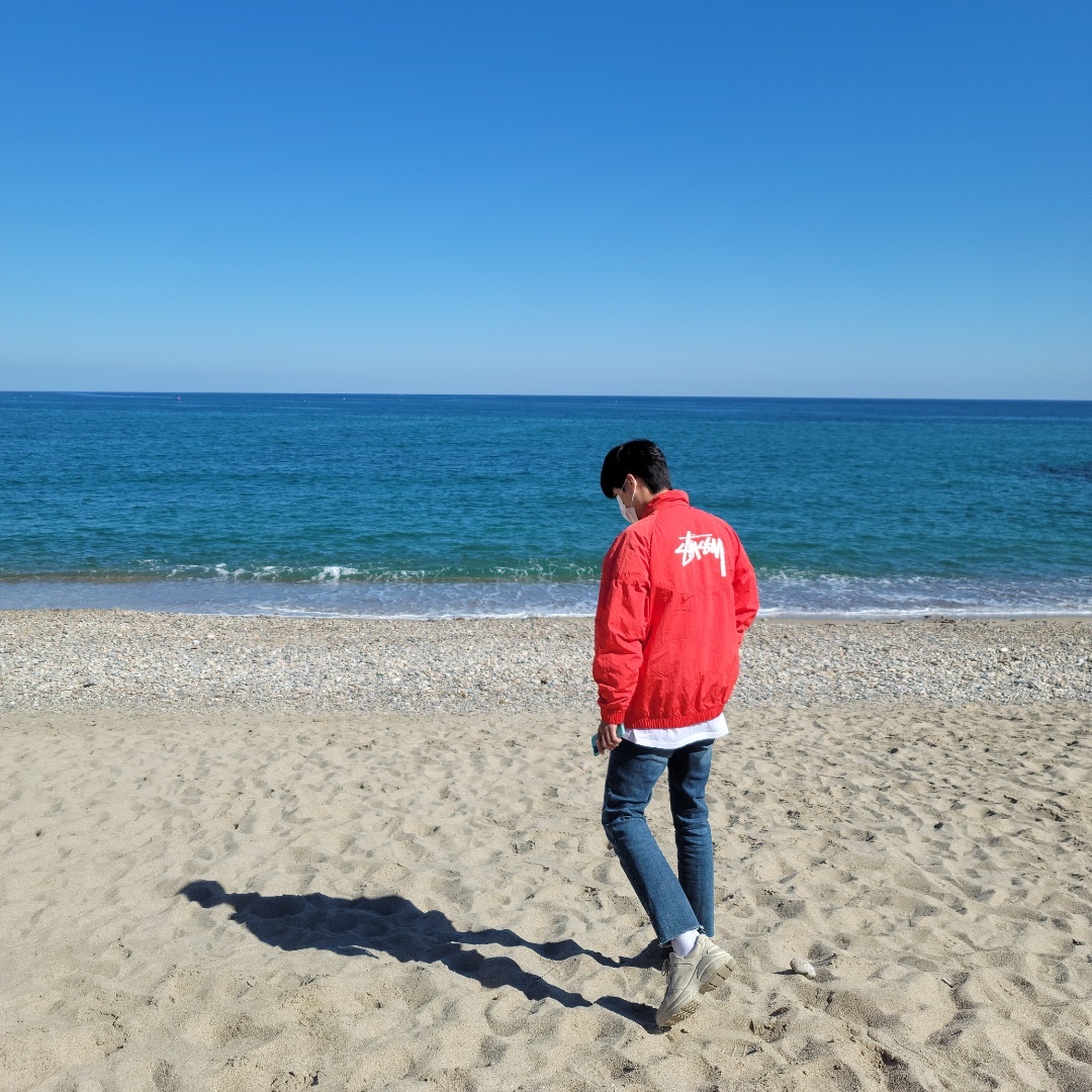 Nike x Stussy Windrunner Jacket Habanero Red, Gucci Rhyton Leather Sneakers Distressed Ivory 착용 스타일 - 2