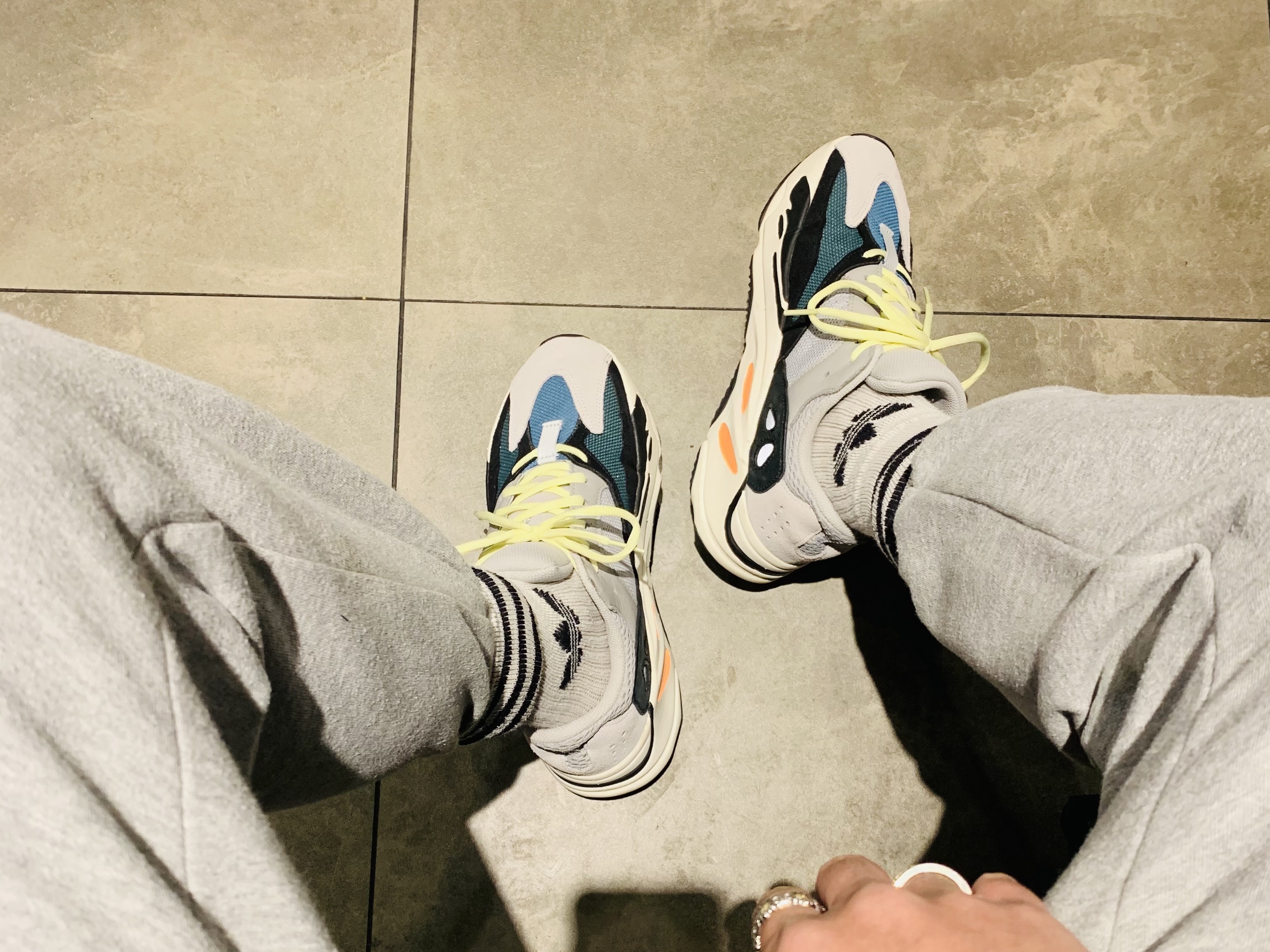 Adidas Yeezy Boost 700 Wave Runner Solid Grey 2017/2019 착용 스타일