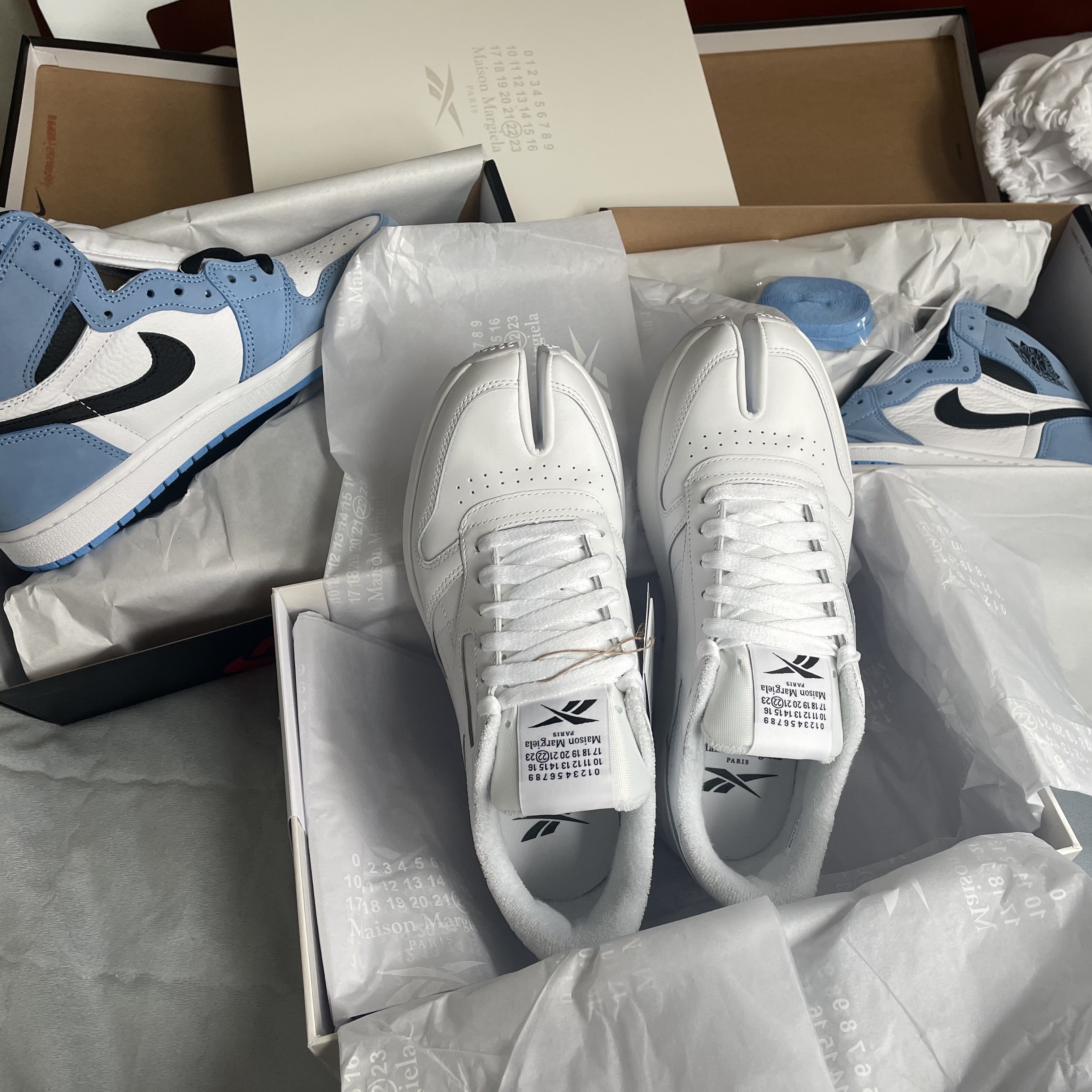 Jordan 1 Retro High OG University Blue, Reebok x Maison Margiela Classic Leather Tabi Shoes White 착용 스타일
