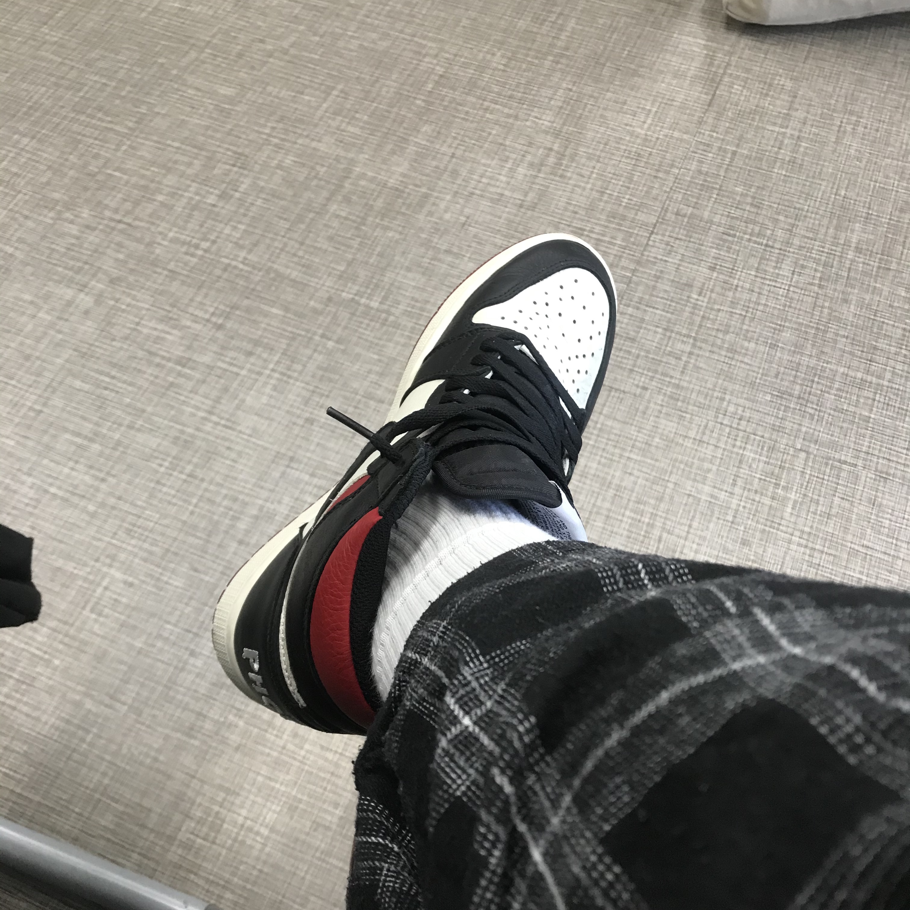 Jordan 1 Retro High Not for Resale Varsity Red 착용 스타일