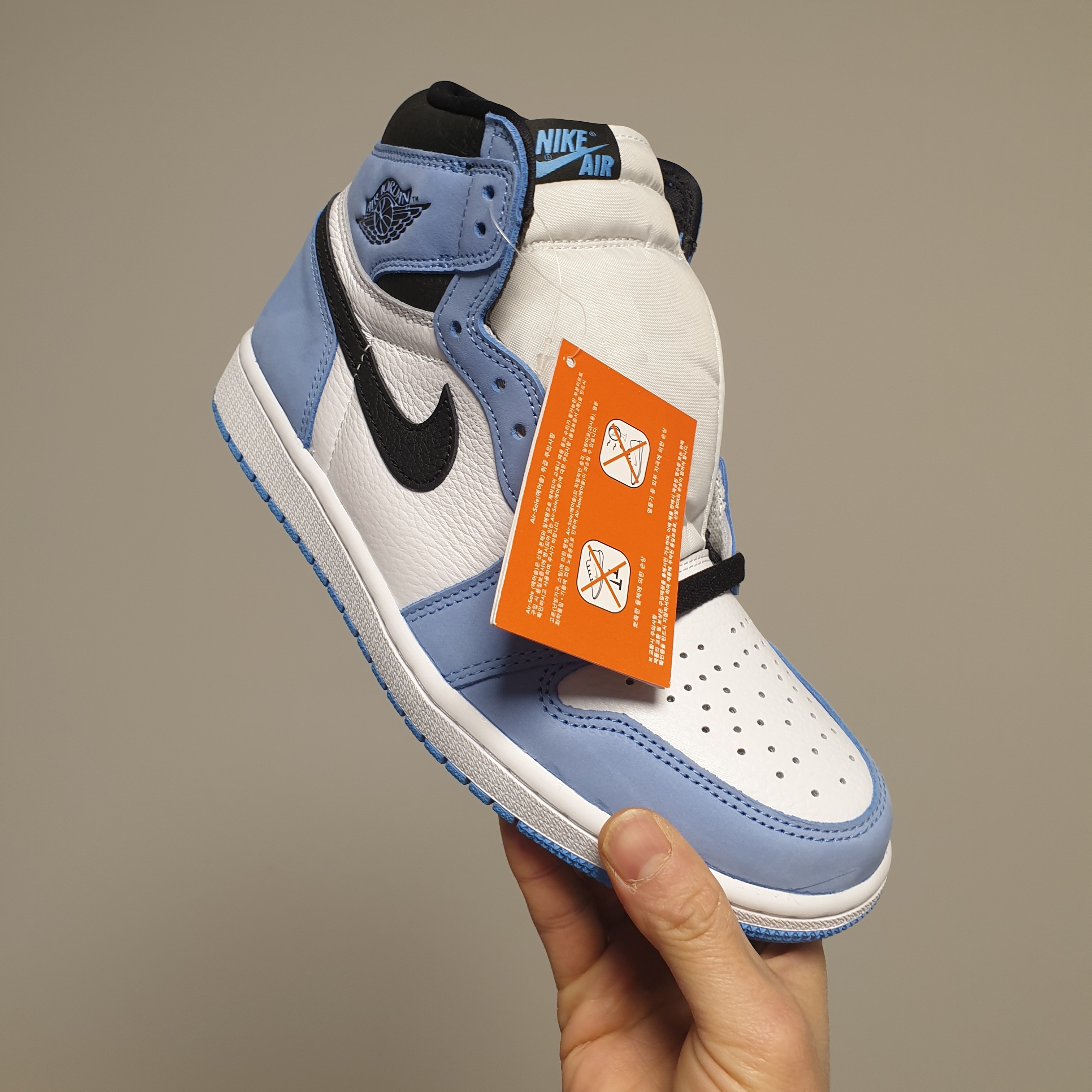 Jordan 1 Retro High OG University Blue 착용 스타일 - 1