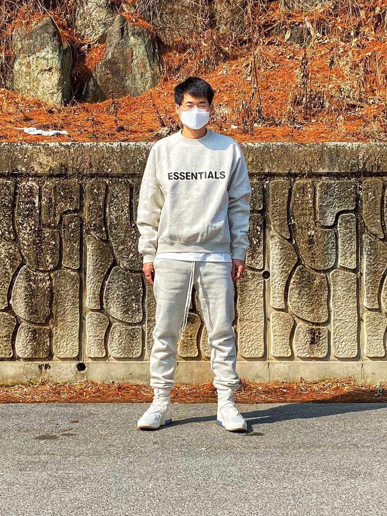 Essentials 3D Silicon Applique Crewneck Oatmeal/Oatmeal Heather/Light Heather Oatmeal 2020, Essentials Sweatpants Oatmeal/Oatmeal Heather/Light Heather Oatmeal 2020 착용 스타일 - 1