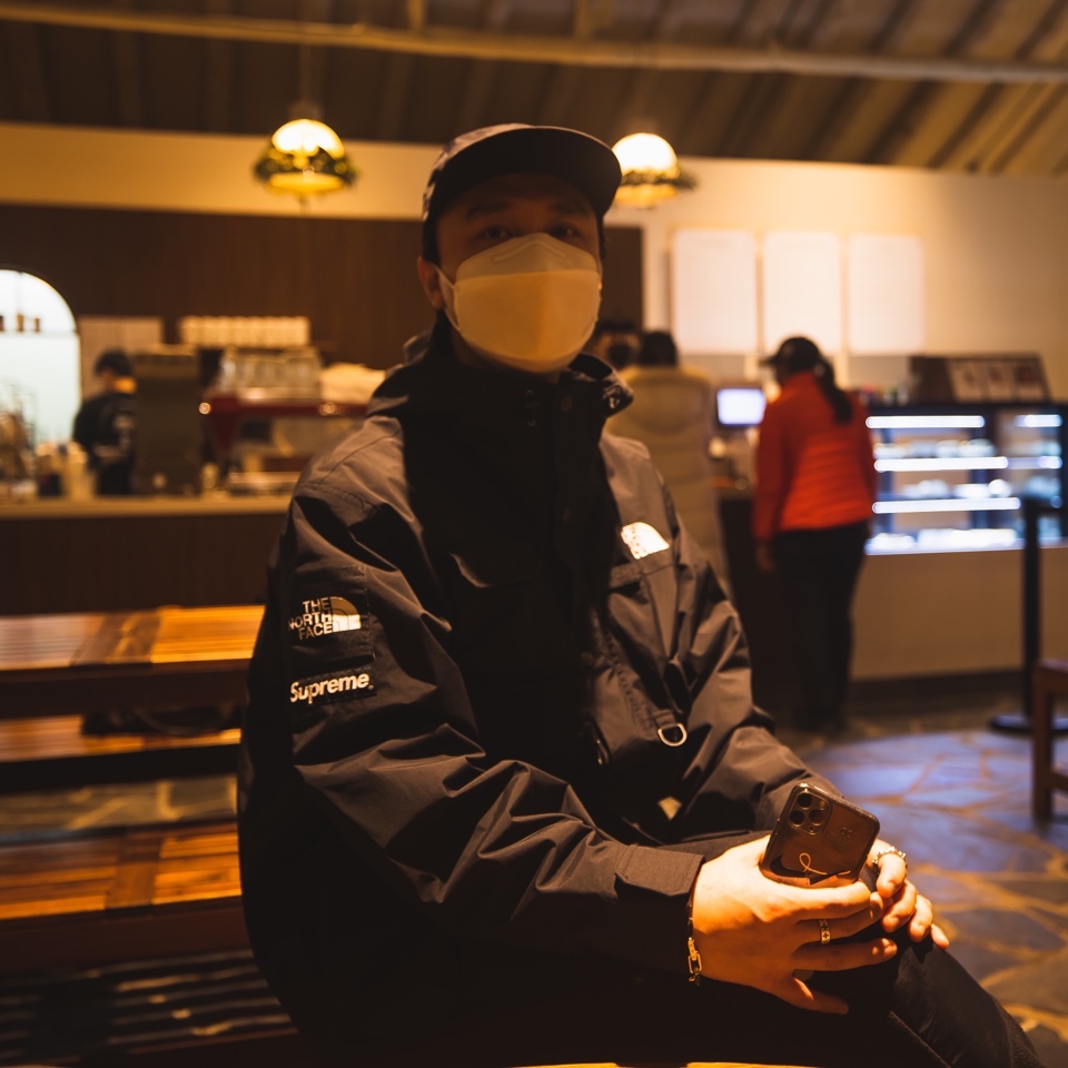 Supreme x The North Face Cargo Jacket Black - 20SS, Vans Sk8-Hi Black White 착용 스타일 - 1