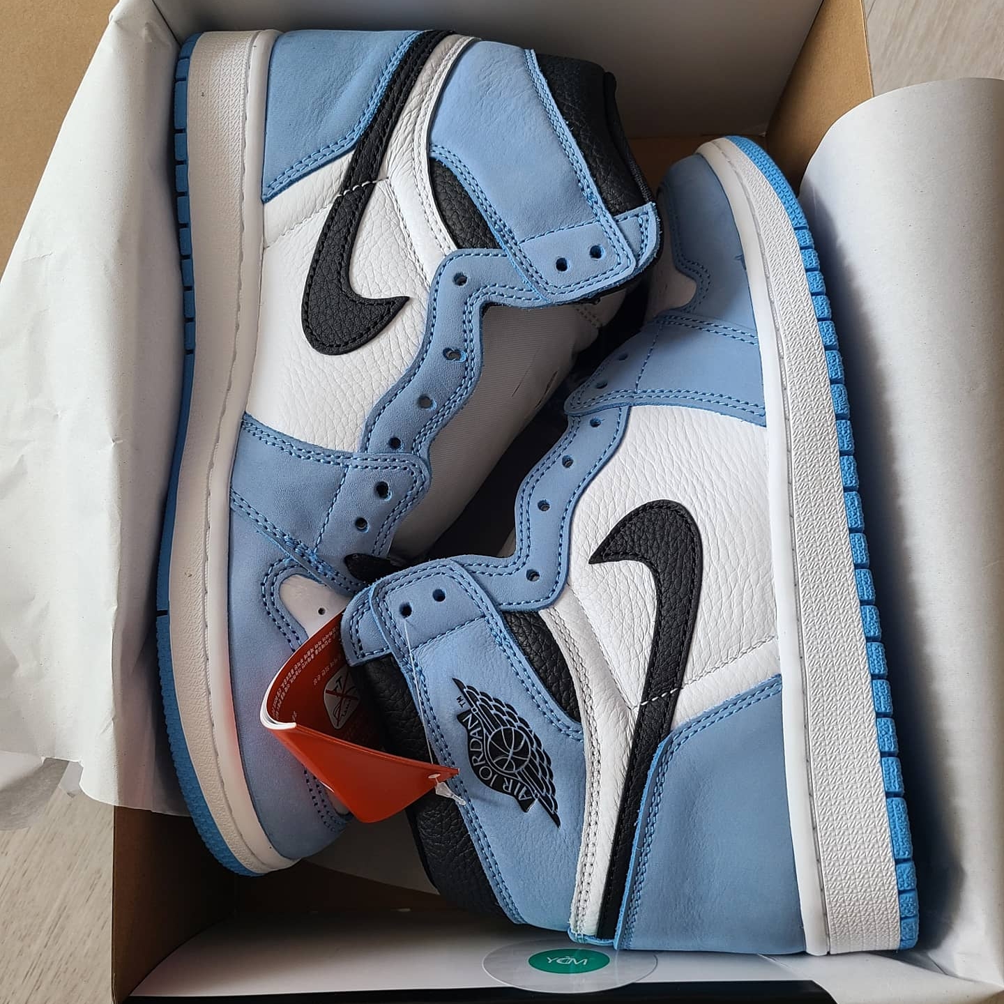 Jordan 1 Retro High OG University Blue 착용 스타일 - 3