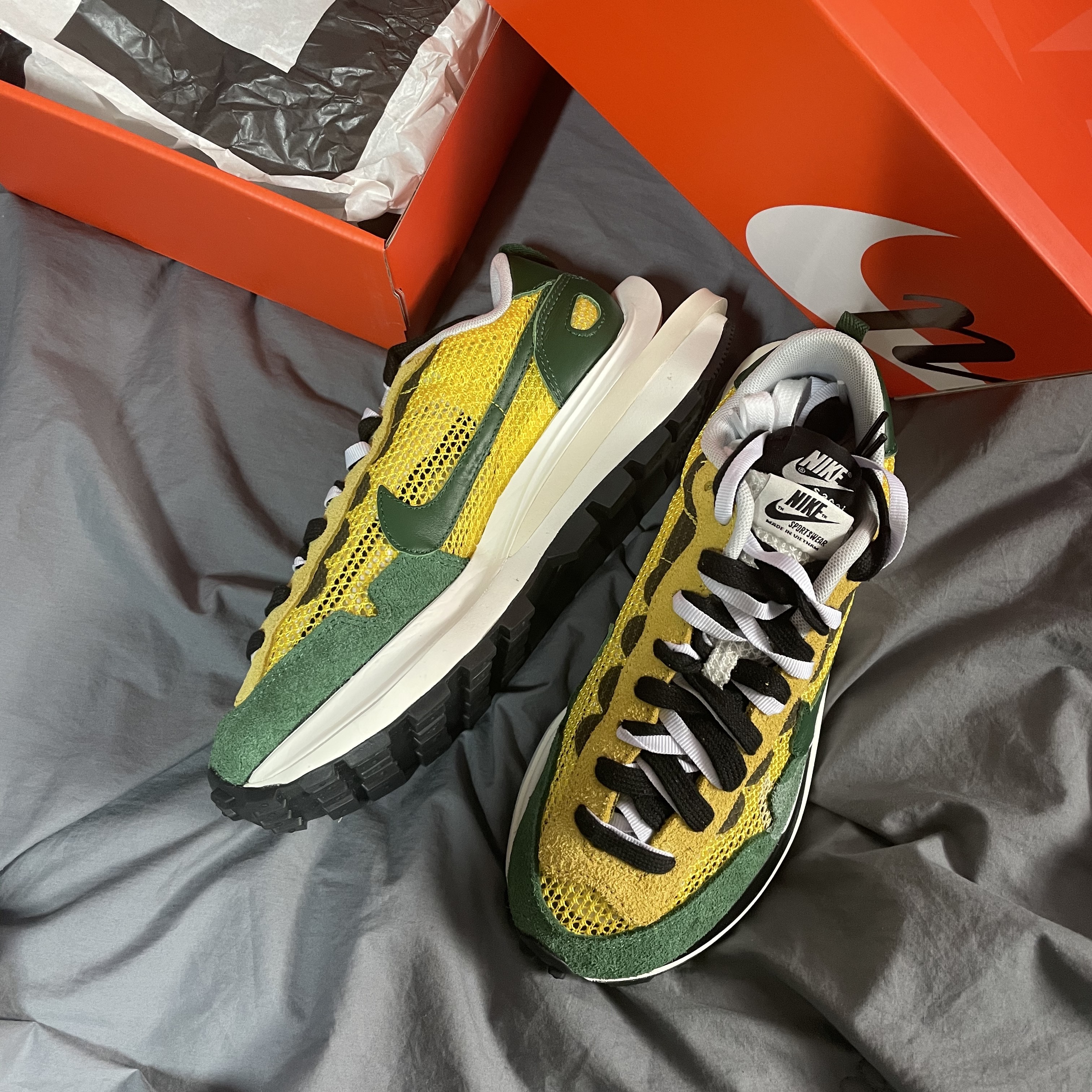 Nike x Sacai VaporWaffle Tour Yellow & Gorge Green Sail 착용 스타일