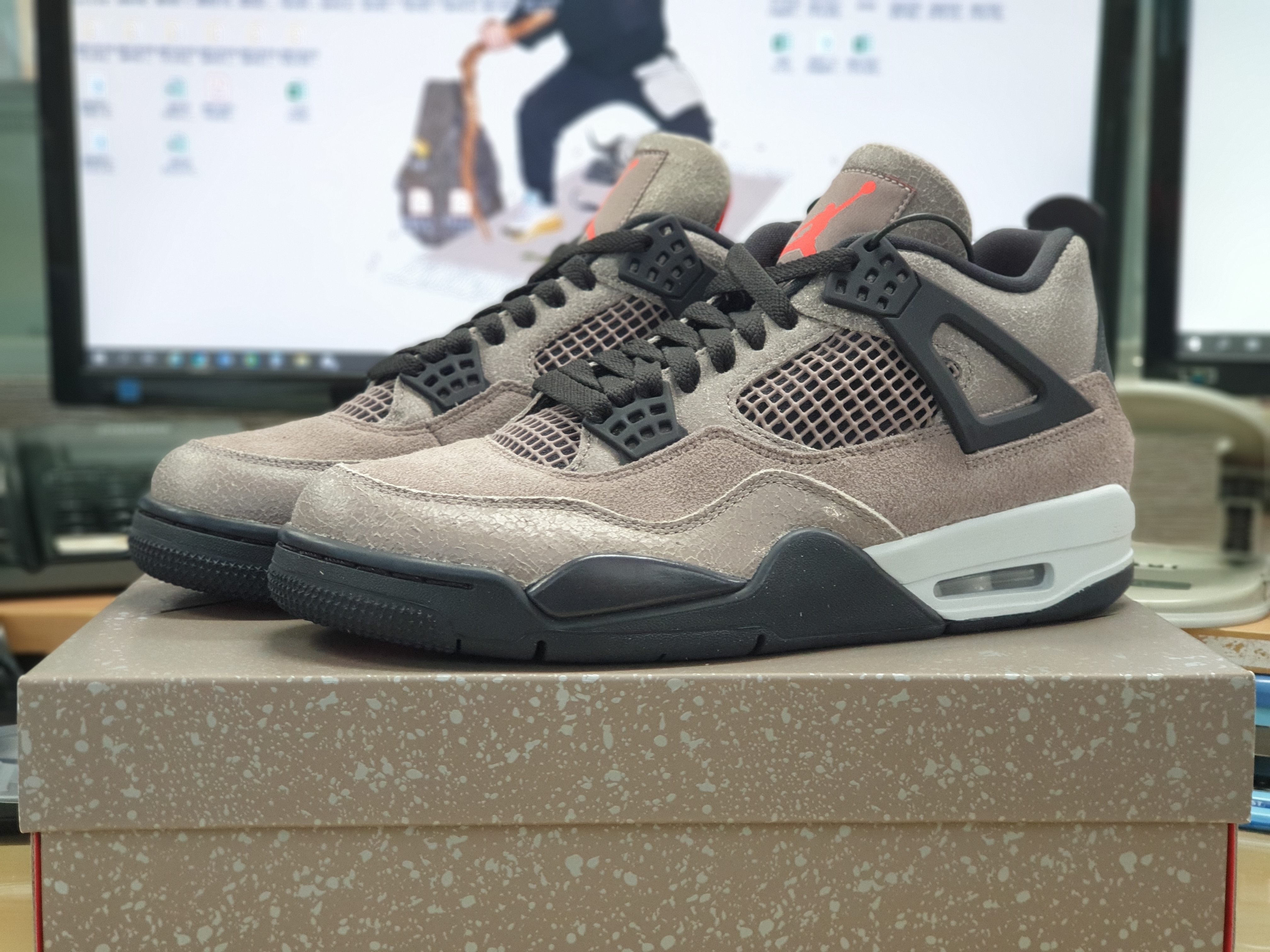 Jordan 4 Retro Taupe Haze 착용 스타일