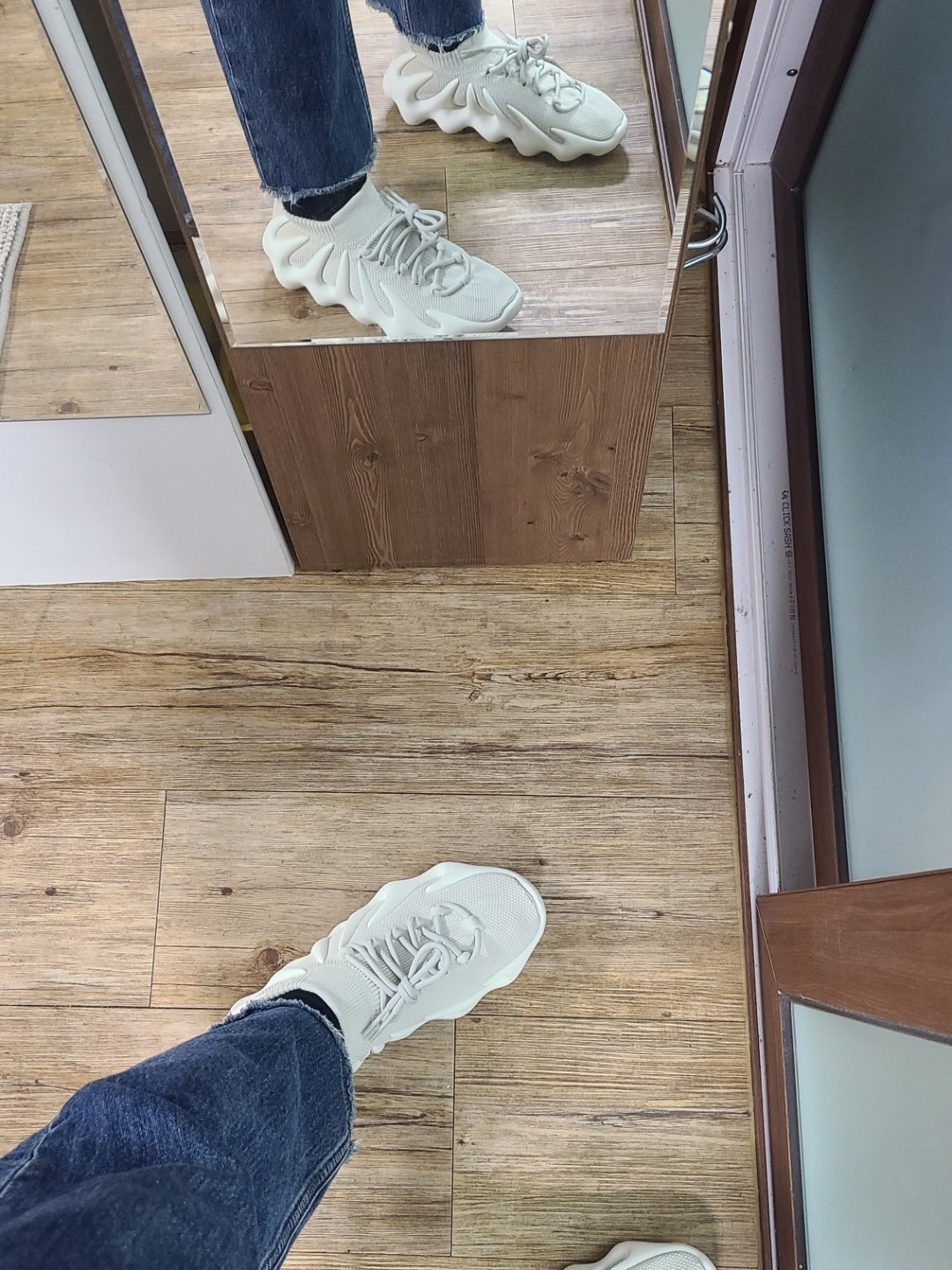 Adidas Yeezy 450 Cloud White 착용 스타일 - 2