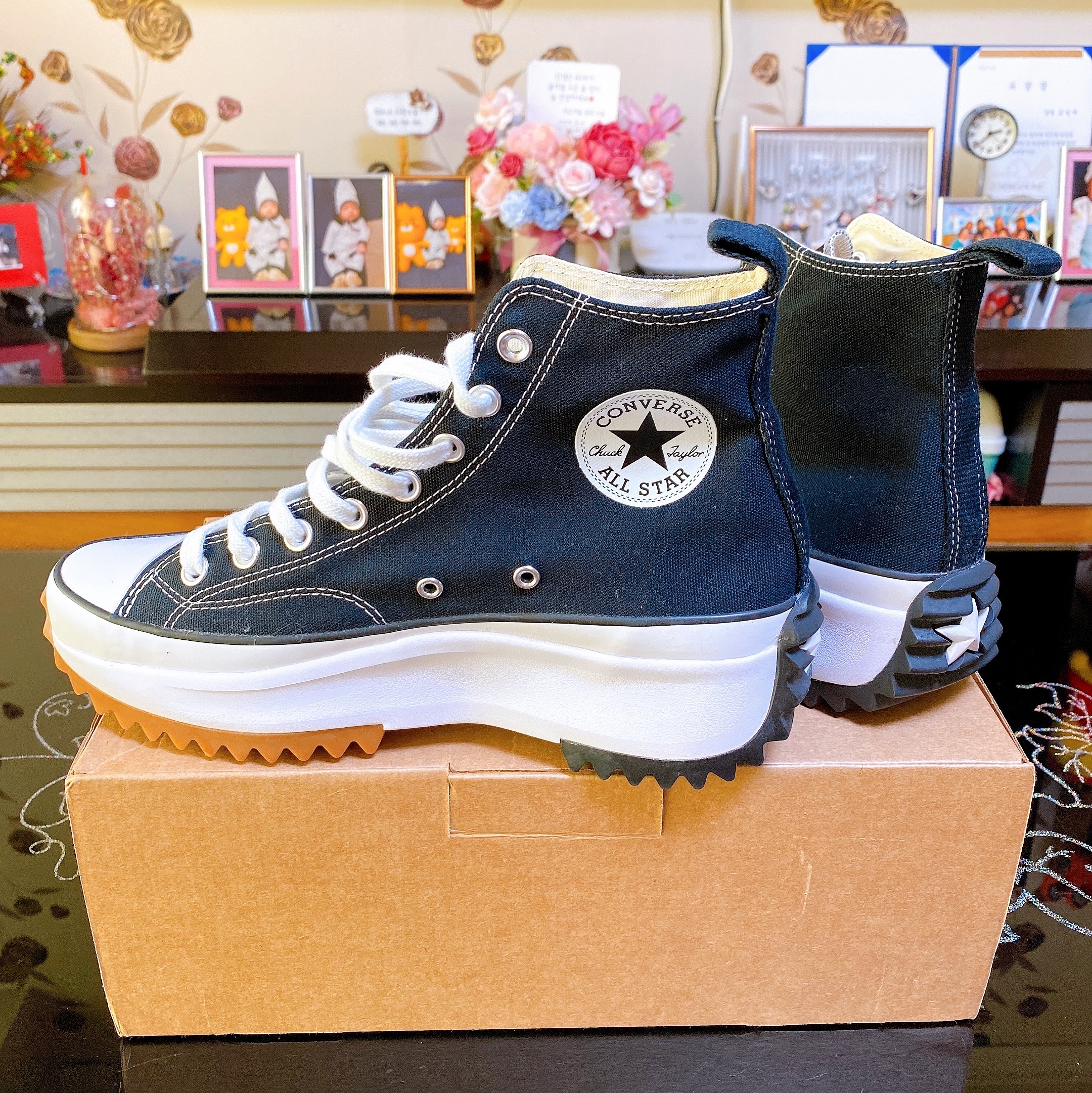 Converse Run Star Hike Hi Black White Gum 착용 스타일 - 1