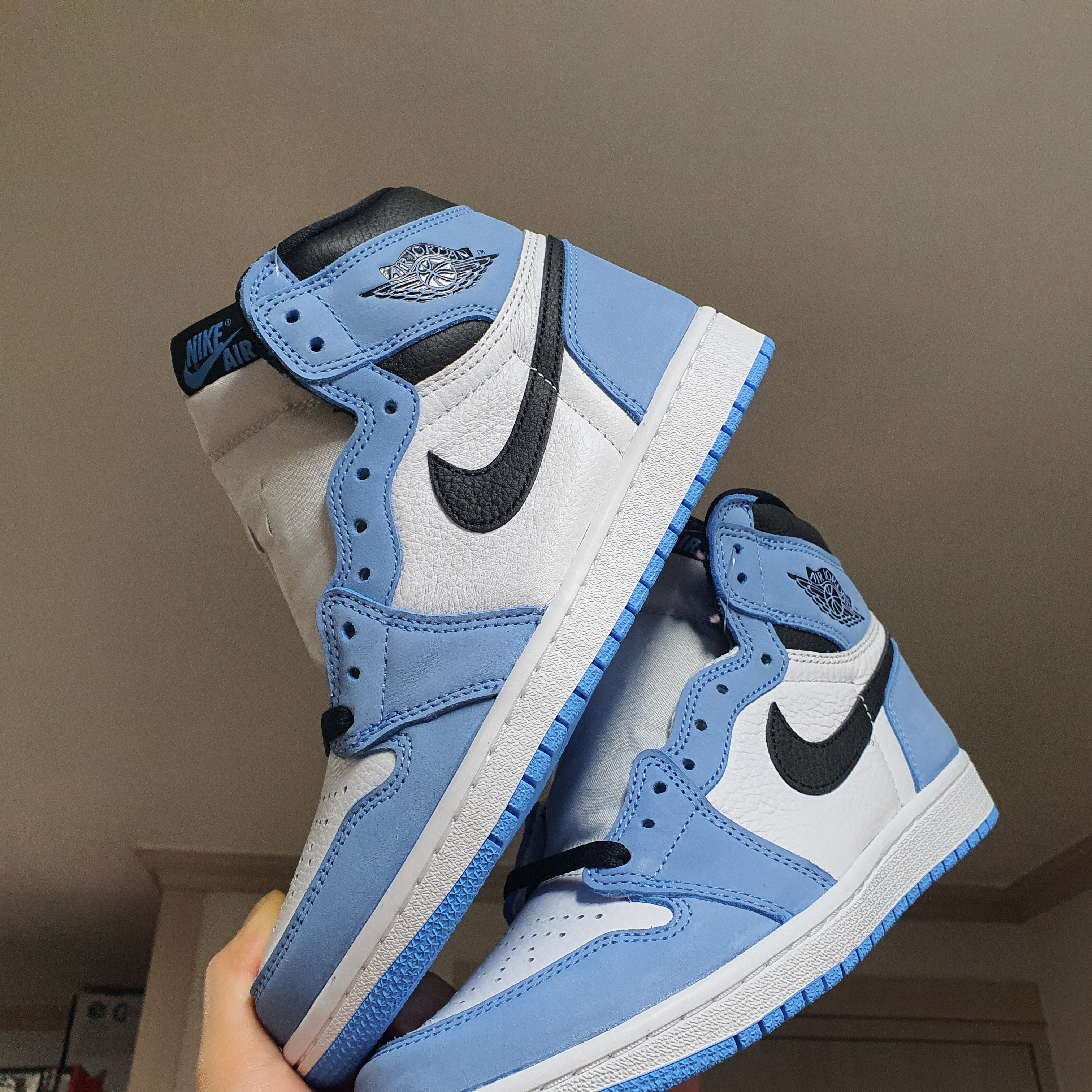 Jordan 1 Retro High OG University Blue 착용 스타일 - 2