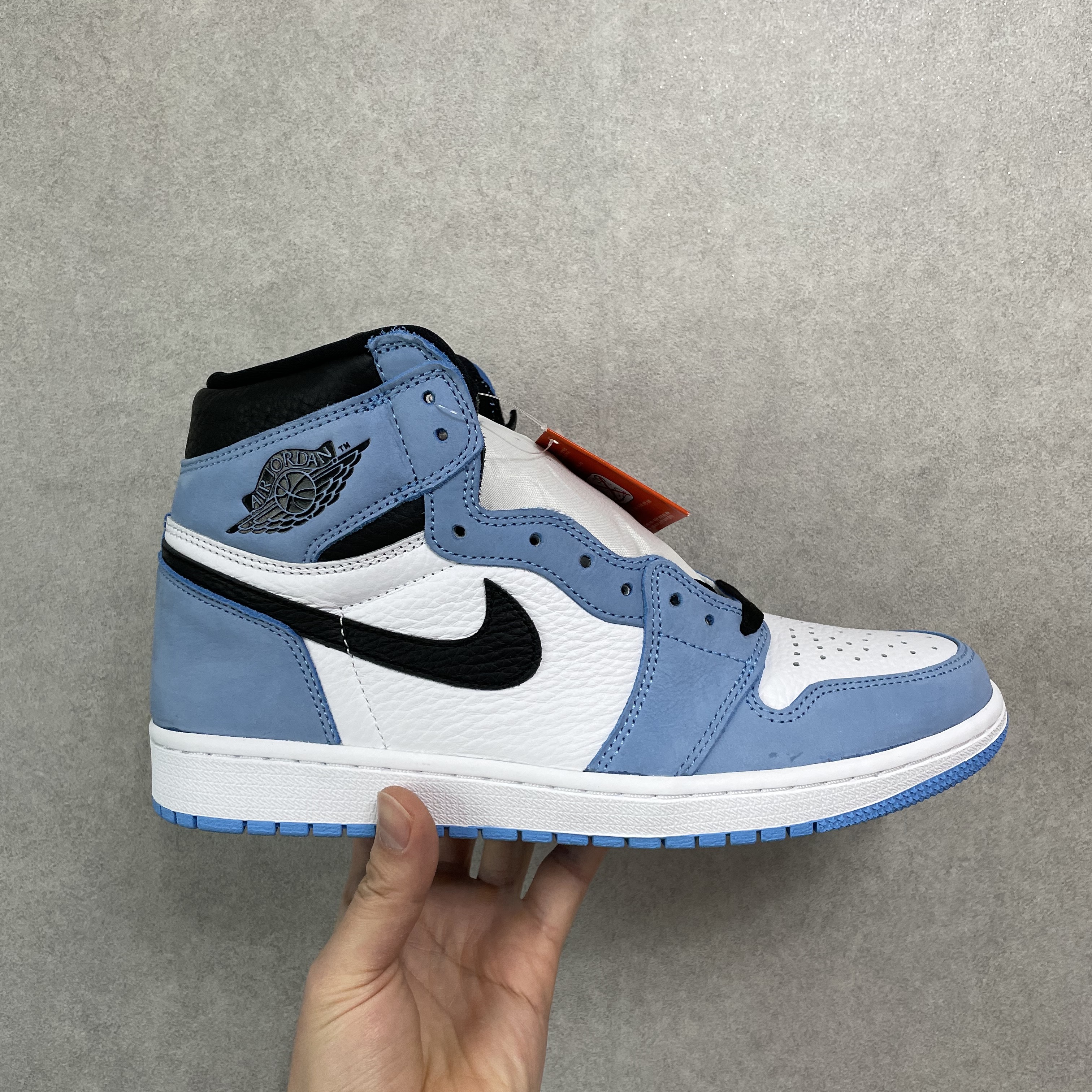 Jordan 1 Retro High OG University Blue 착용 스타일 - 2