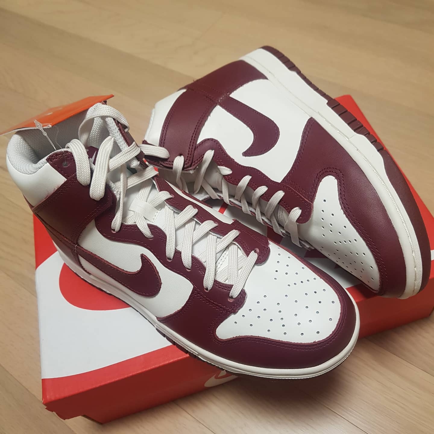(W) Nike Dunk High Team Red 착용 스타일 - 1