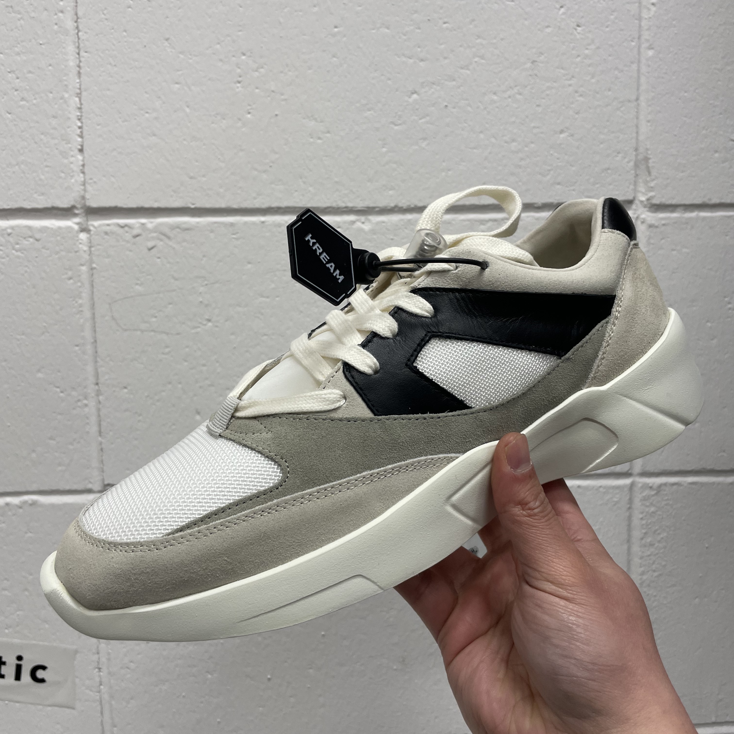 Essentials Distance Sneakers Cream Grey Black 착용 스타일