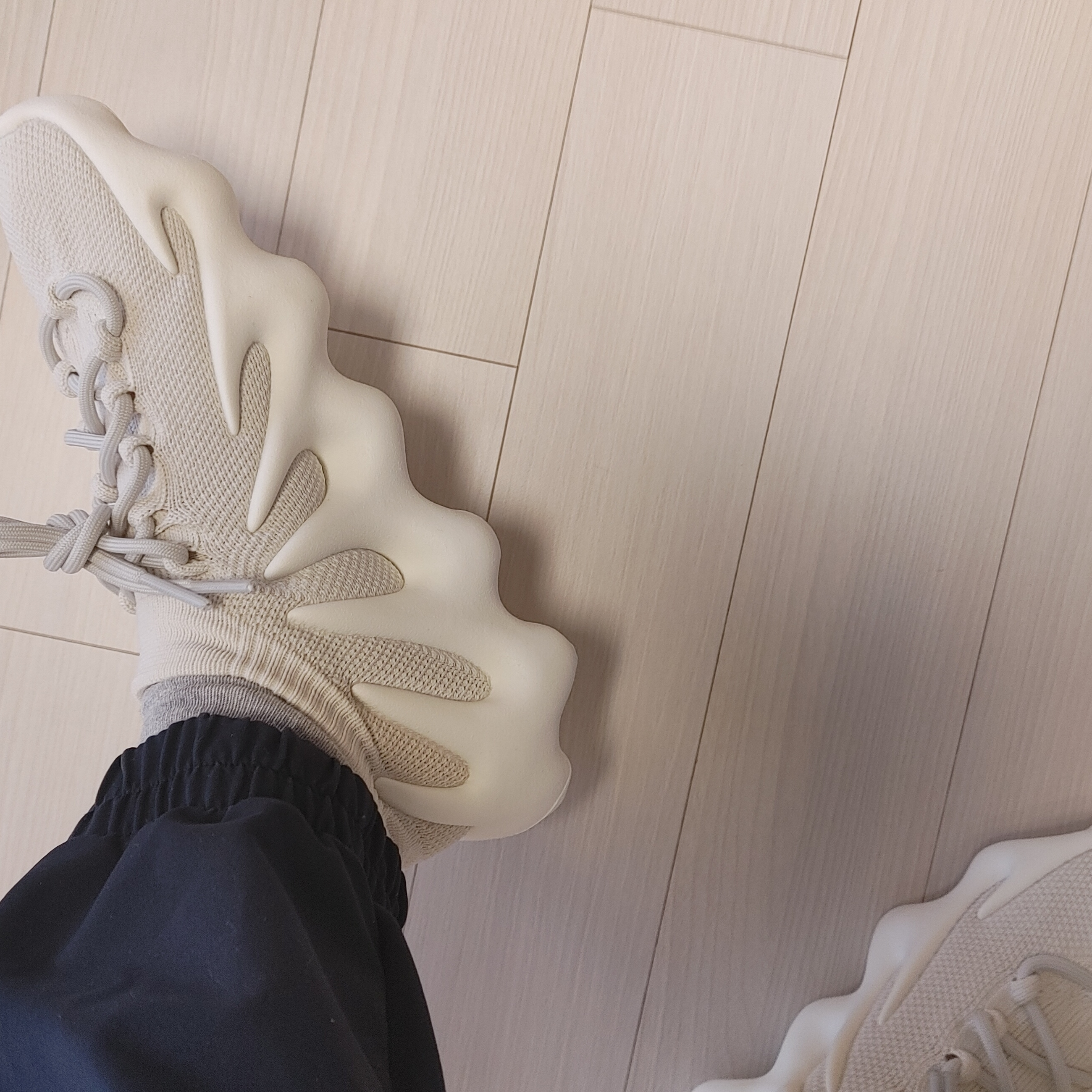 Adidas Yeezy 450 Cloud White 착용 스타일