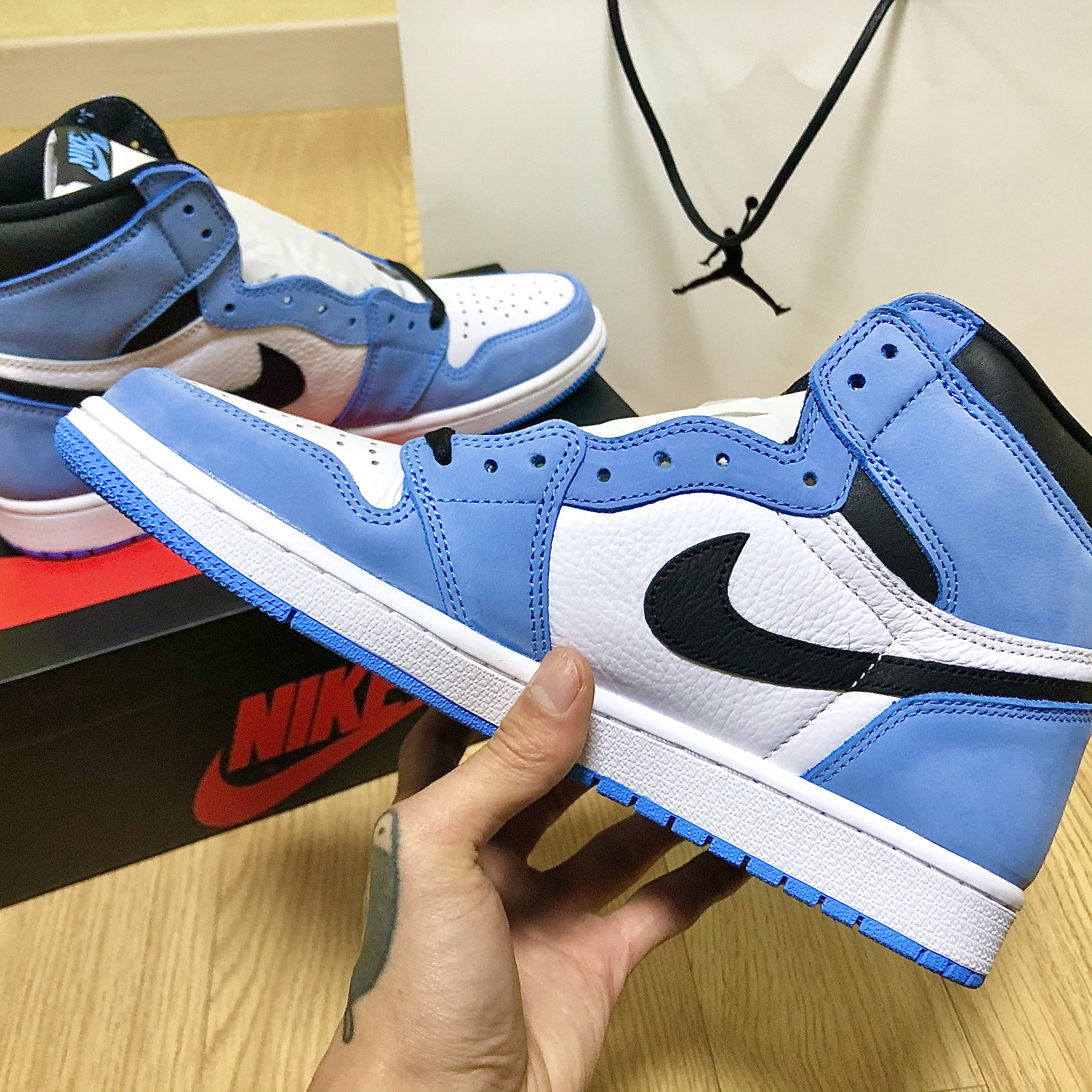 Jordan 1 Retro High OG University Blue, Jordan 1 Mid SE ASW Black 착용 스타일 - 3