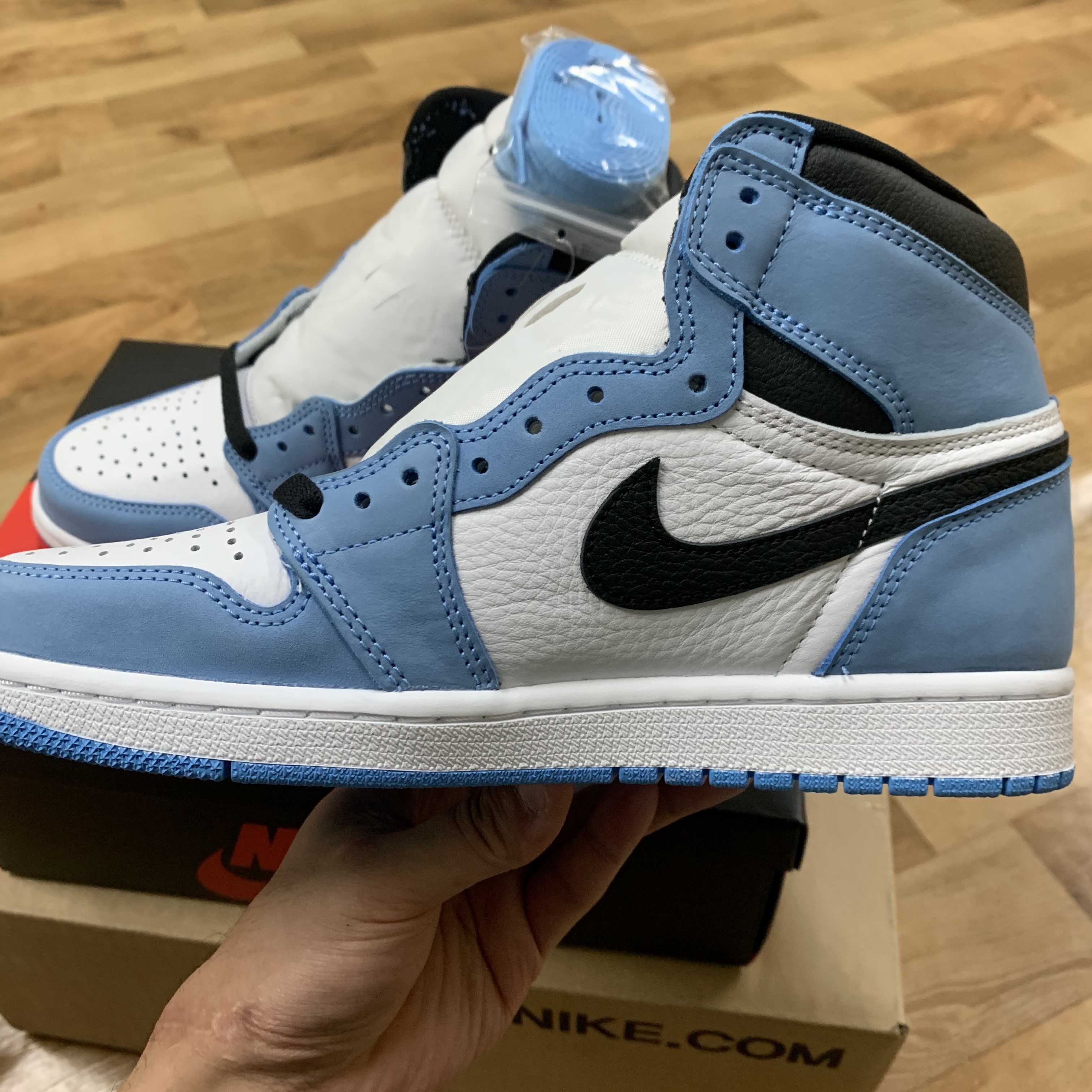 Jordan 1 Retro High OG University Blue 착용 스타일 - 3