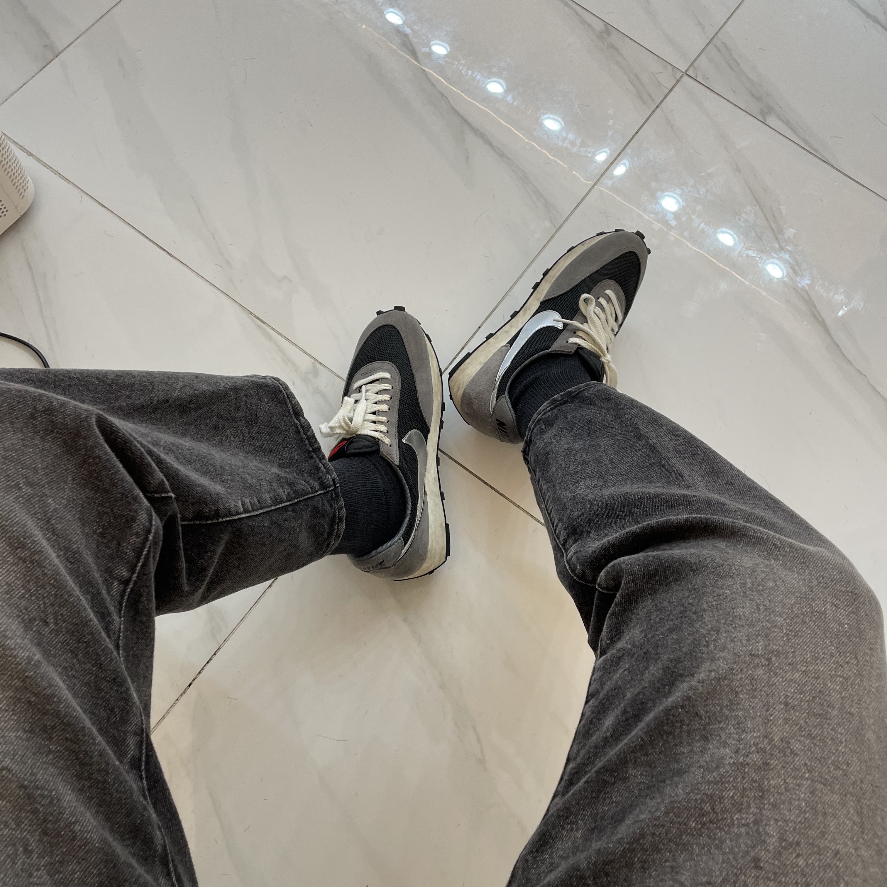 Nike Daybreak SP Black Metallic Silver 착용 스타일 - 2