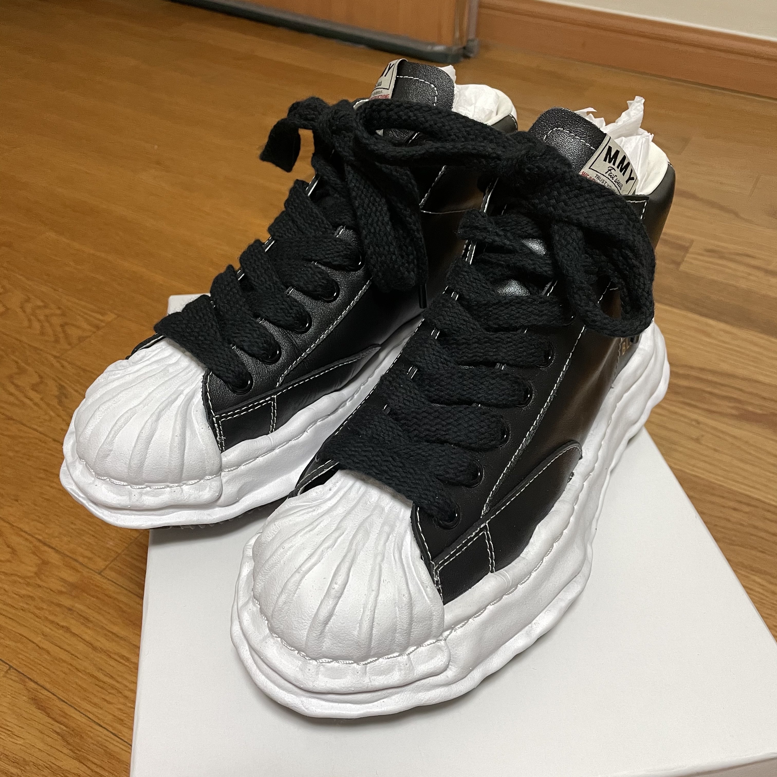 Maison Mihara Yasuhiro Blakey OG Sole Leather High-top Sneakers Black 착용 스타일