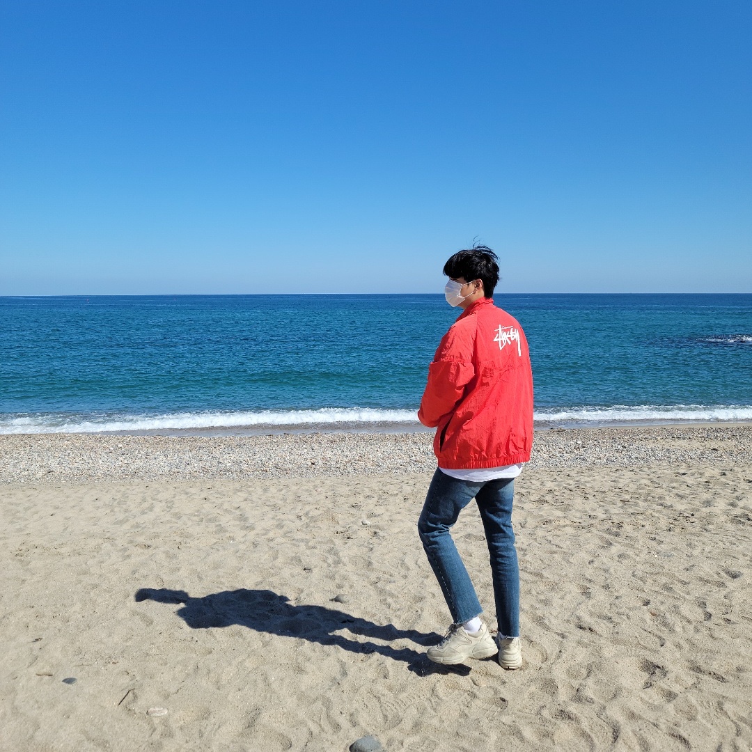 Nike x Stussy Windrunner Jacket Habanero Red, Gucci Rhyton Leather Sneakers Distressed Ivory 착용 스타일 - 1