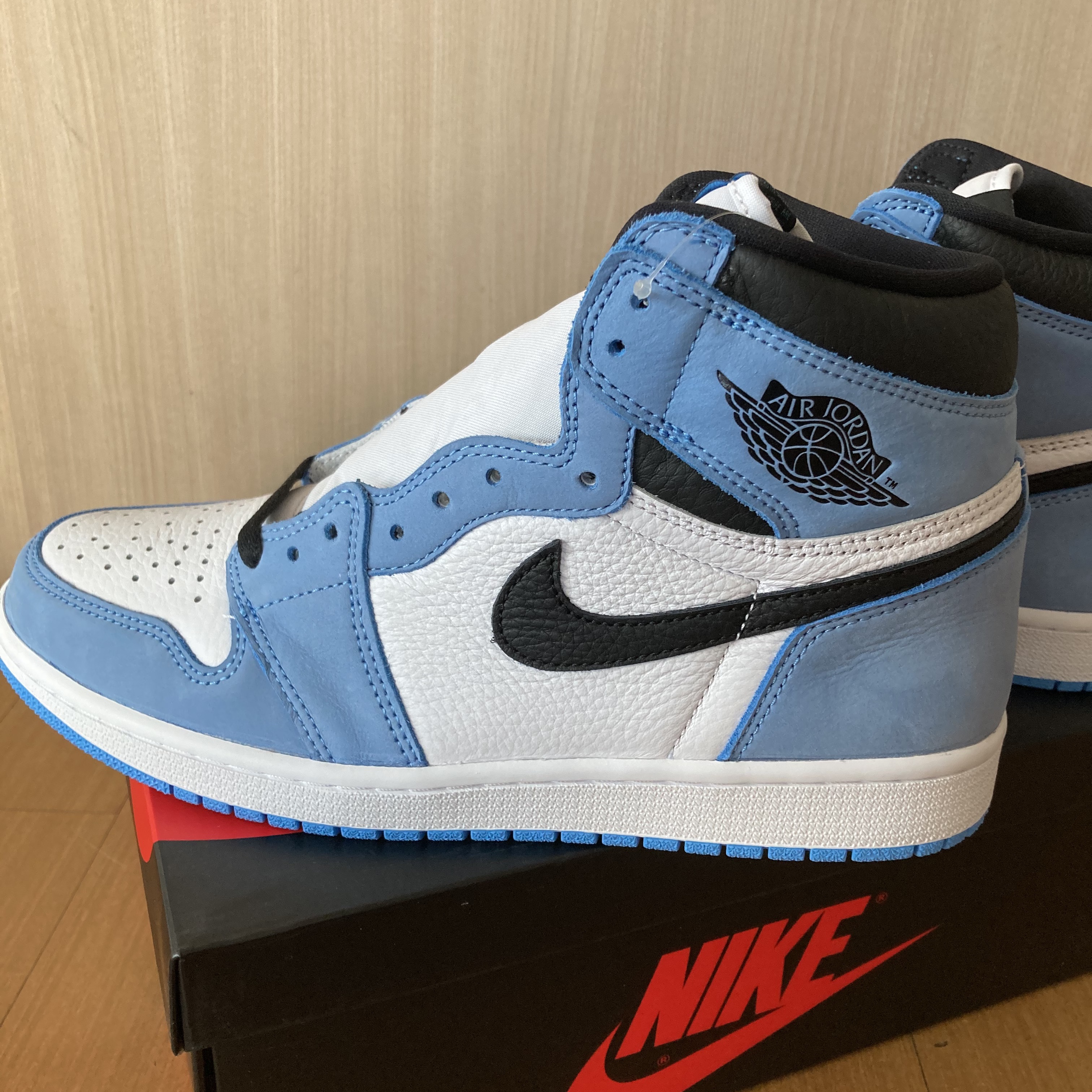 Jordan 1 Retro High OG University Blue 착용 스타일 - 3