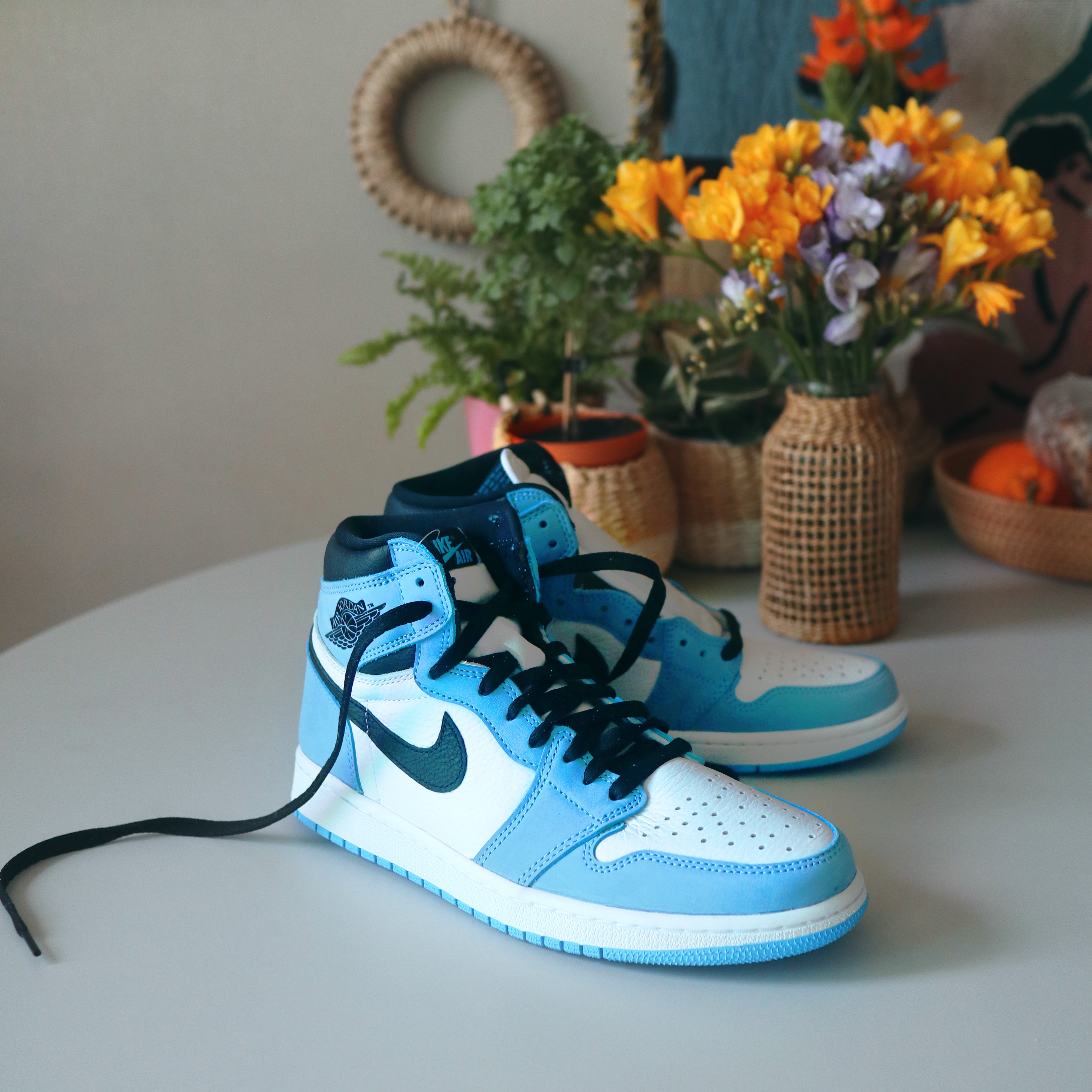 Jordan 1 Retro High OG University Blue 착용 스타일 - 1
