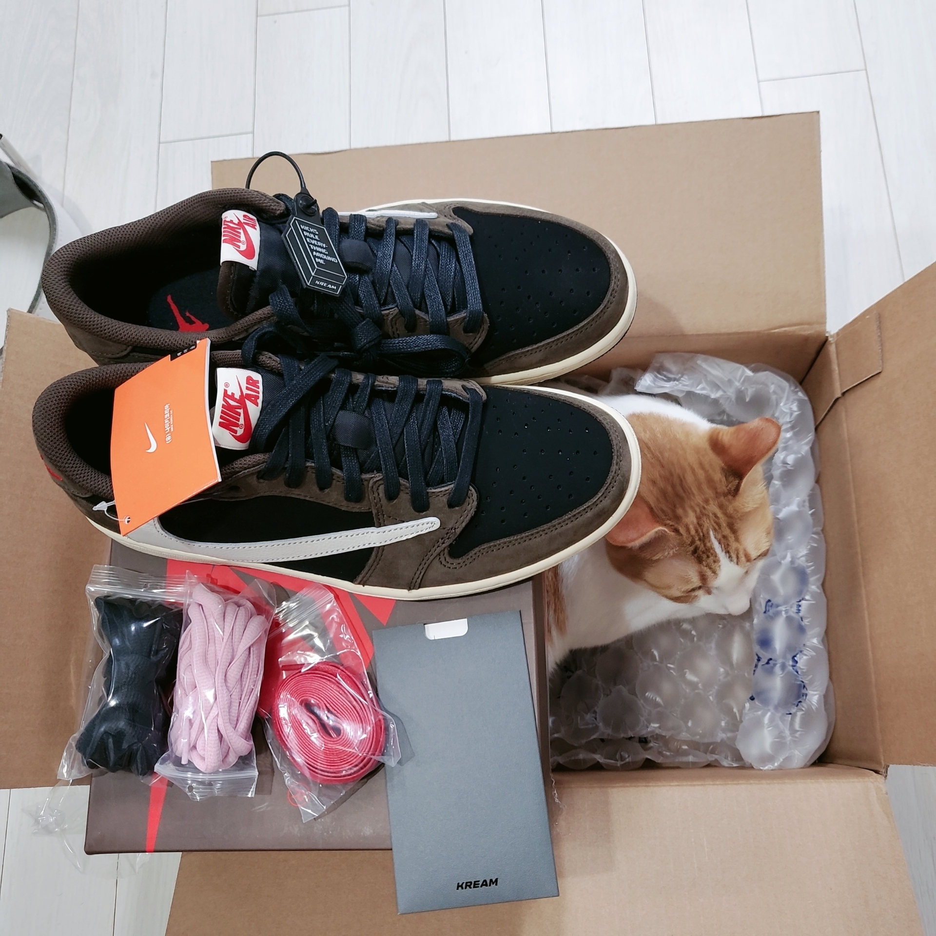 Jordan 1 x Travis Scott Retro Low OG SP Mocha 착용 스타일 - 2