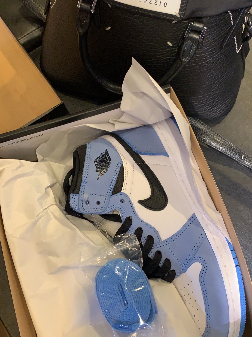 (GS) Jordan 1 Retro High OG University Blue, Nike Dunk Low Retro Black 착용 스타일 - 2