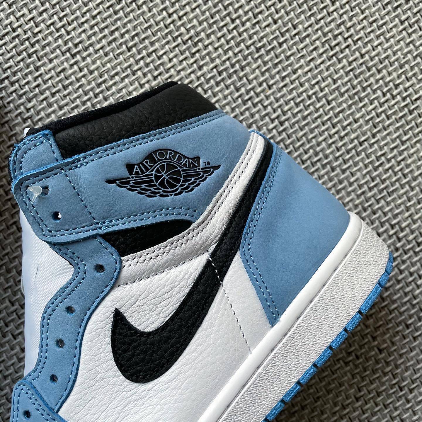 Jordan 1 Retro High OG University Blue, Nike M NRG Hoodie Grey Heather 착용 스타일 - 5