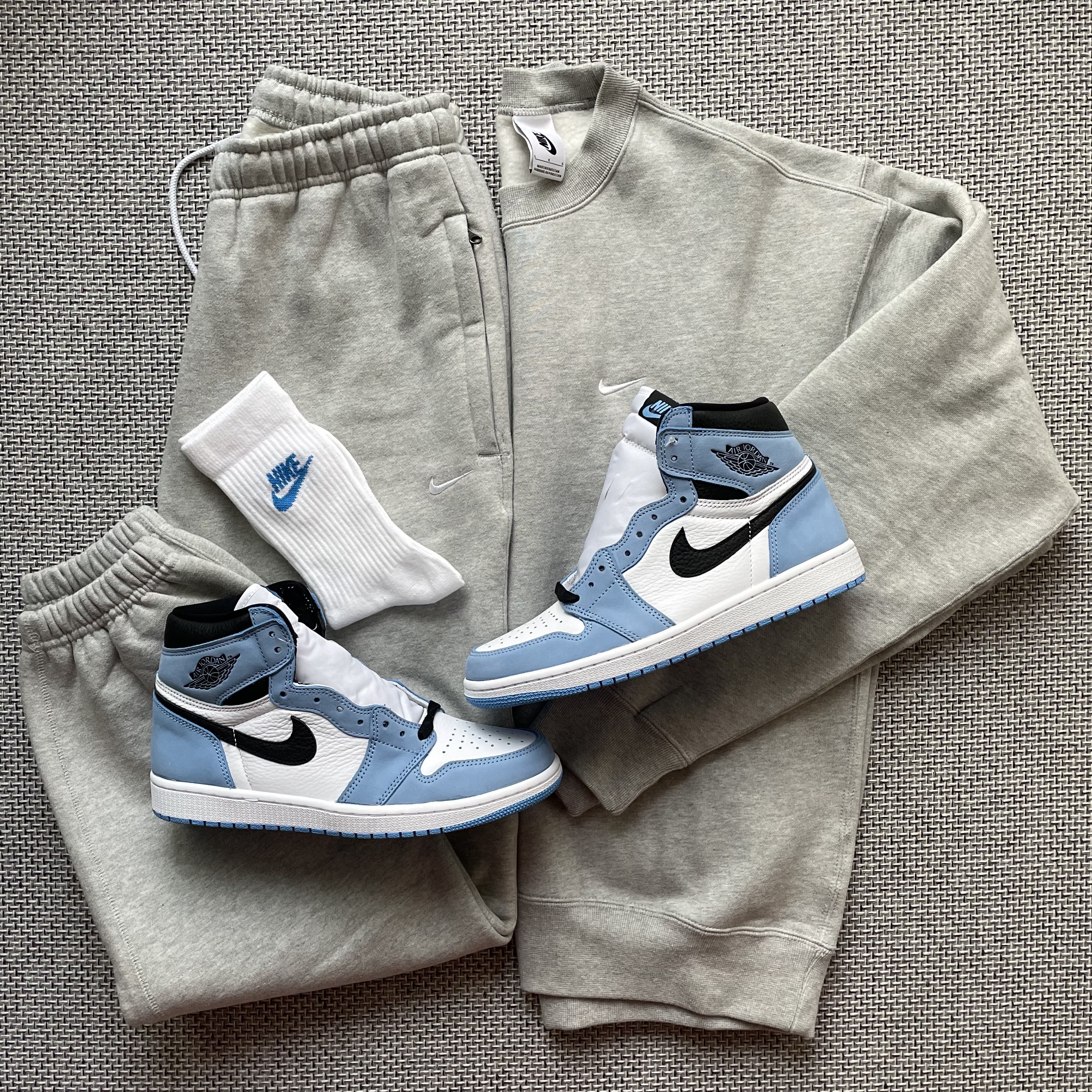 Jordan 1 Retro High OG University Blue, Nike M NRG Hoodie Grey Heather 착용 스타일 - 1