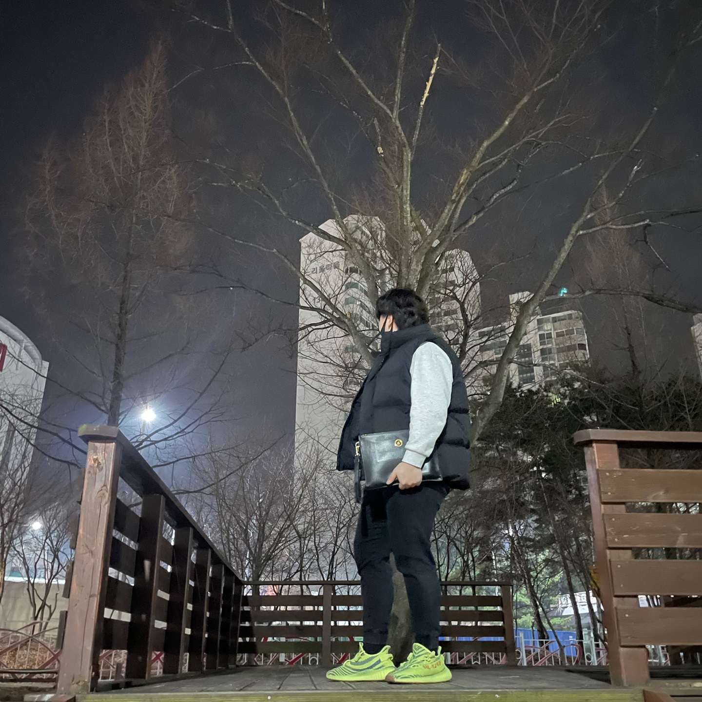Adidas Yeezy Boost 350 V2 Semi Frozen Yellow 착용 스타일
