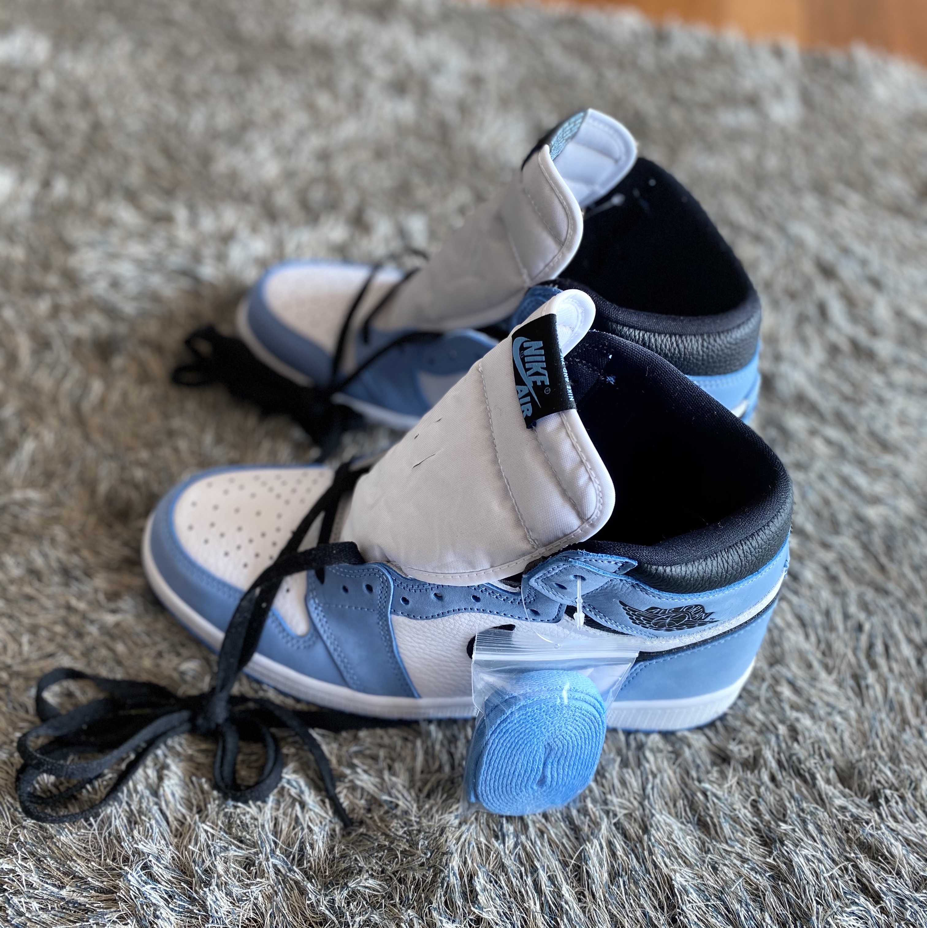 Jordan 1 Retro High OG University Blue 착용 스타일 - 2