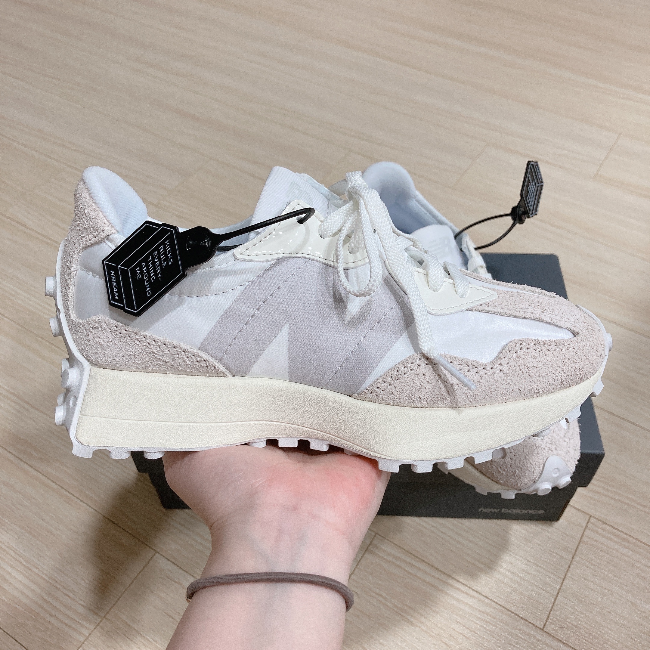 (W) New Balance 327 White Moonbeam 착용 스타일