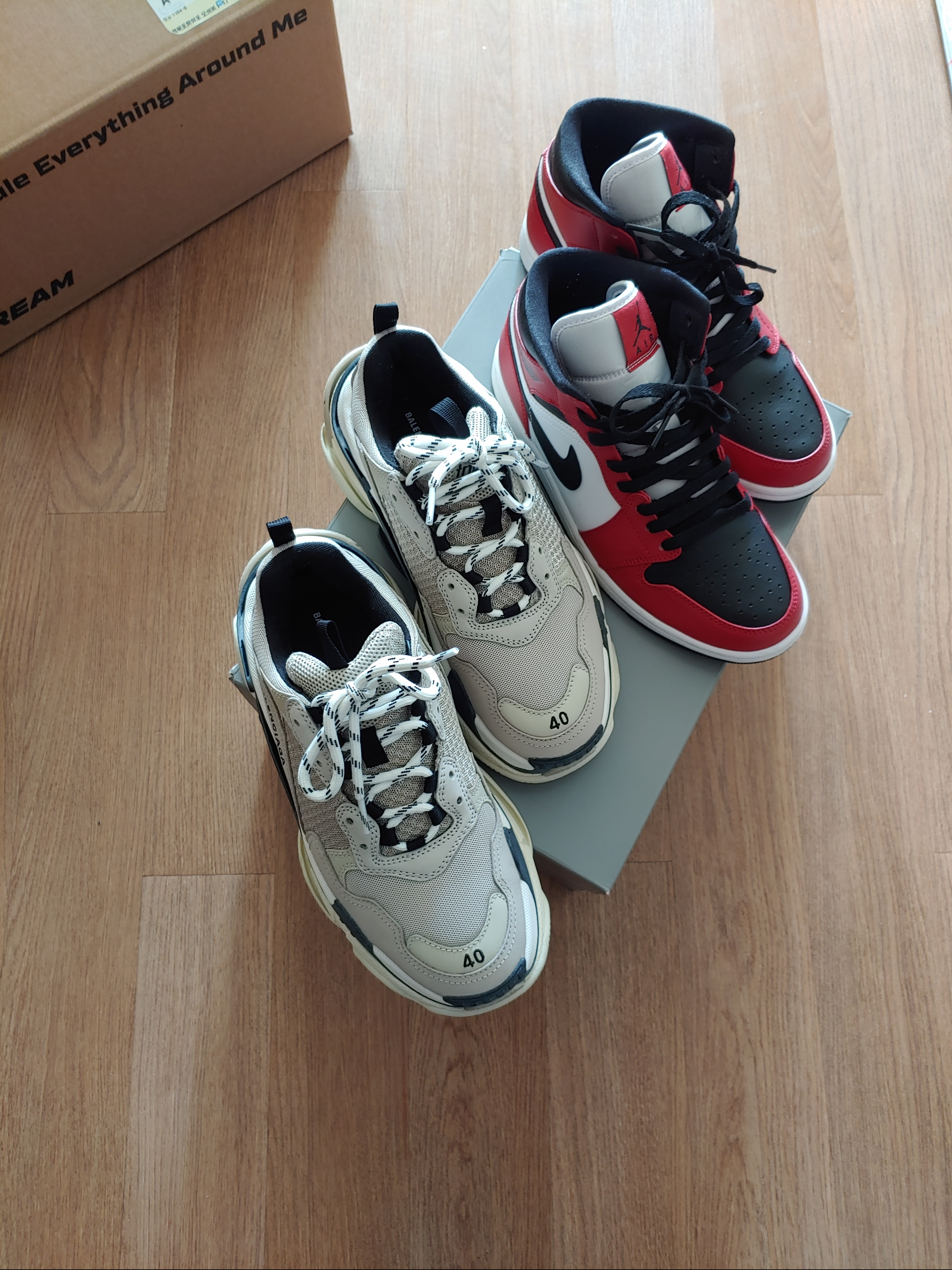 Balenciaga Triple S Vanille 2018, Jordan 1 Mid Chicago Black Toe 착용 스타일 - 1